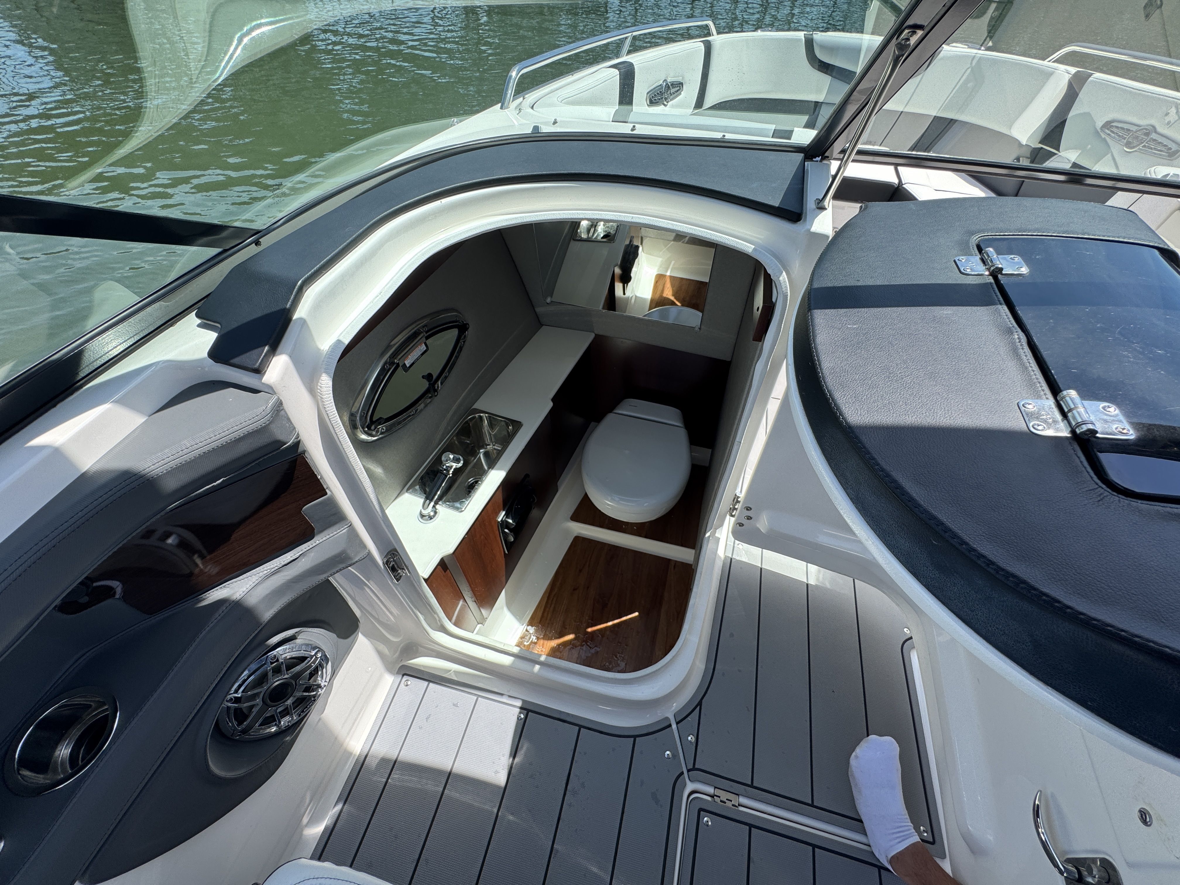 2022 Chaparral 28 Surf - 12