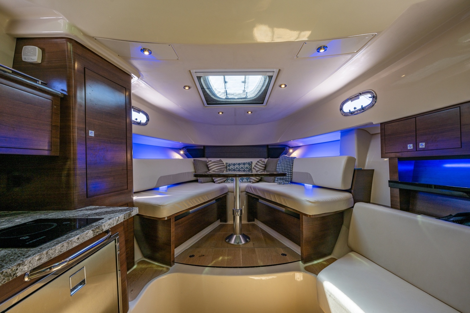 2019 Boston Whaler 345 Conquest - Image 16