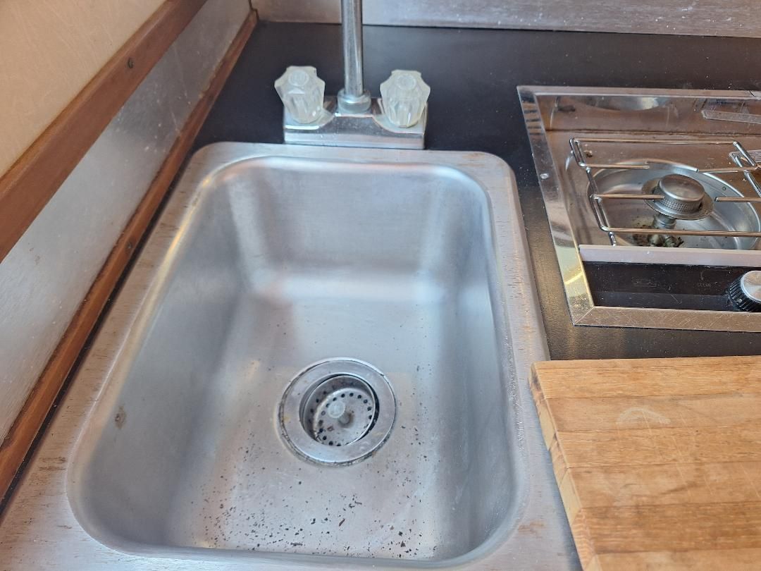 1986 Sea Ray Weekender 230 kitchen area with sink and stove.