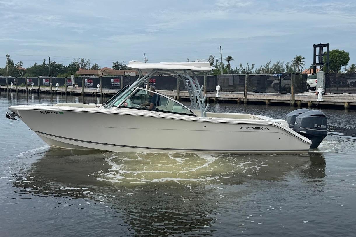 2020 Cobia 280 Dual Console