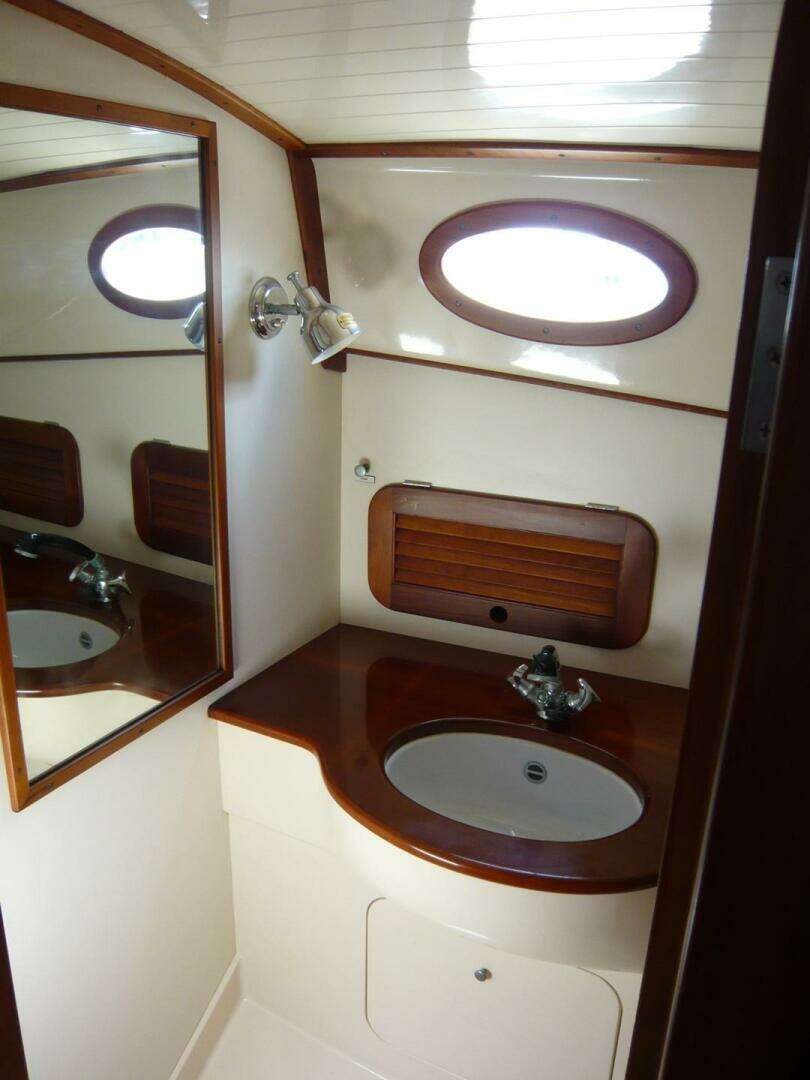 1998 Hinckley 36 Classic - Image 20