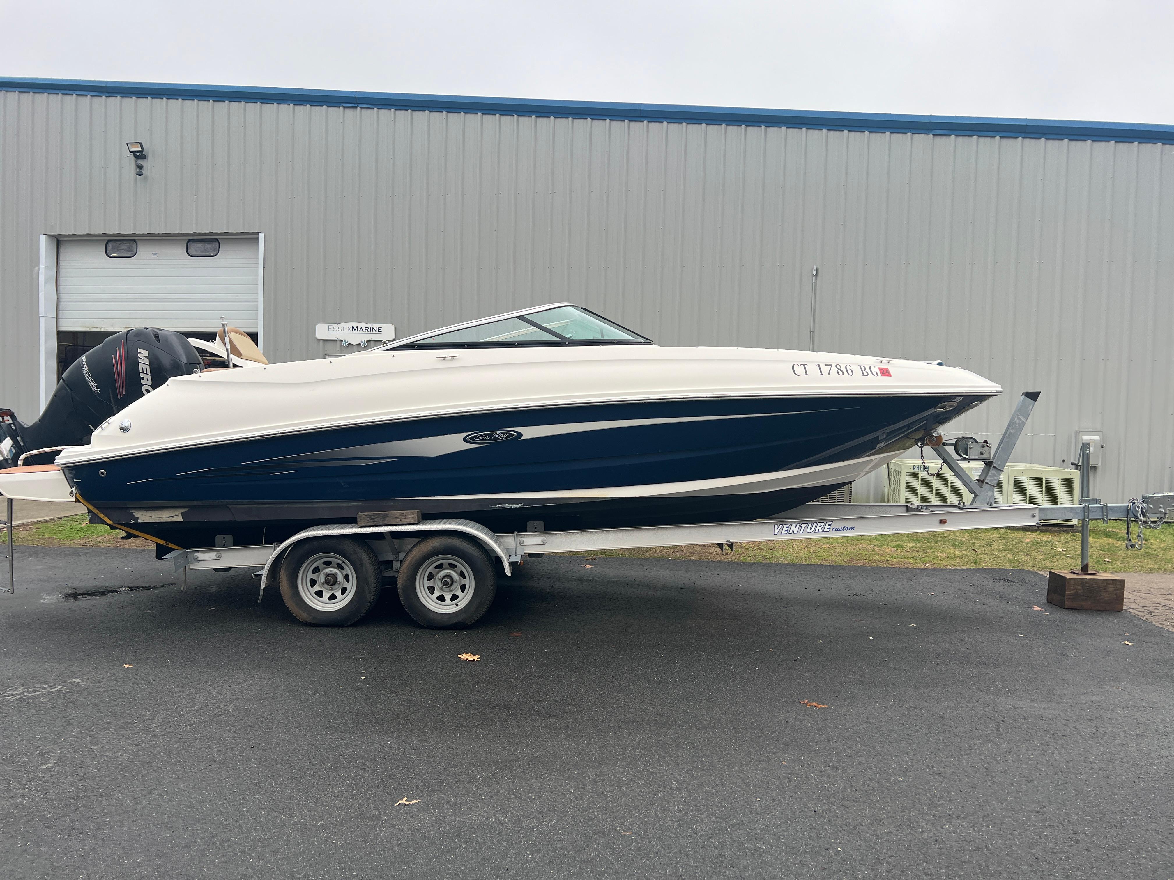 2014 Sea Ray 240 Sundeck Outboard