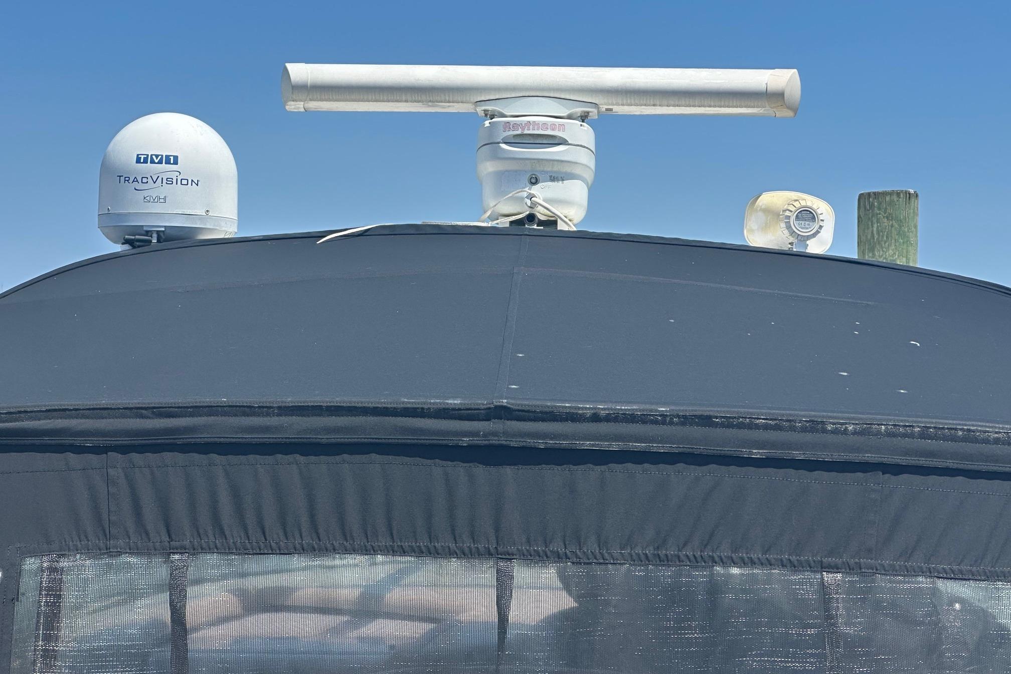 Radar and satellite equipment on a 2001 Sea Ray 410 Sundancer boat.