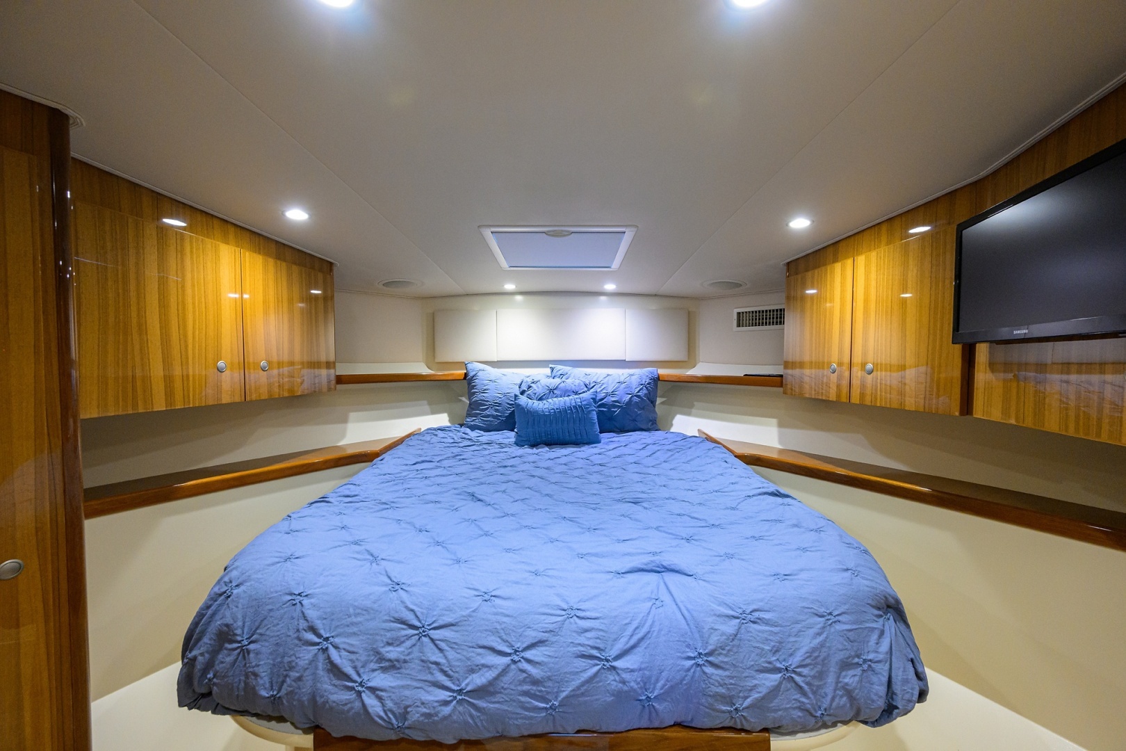2015 Viking 42 Convertible - Image 12