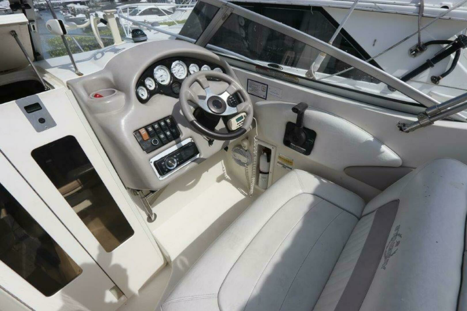 2006 Stingray 240 CS - Image 10
