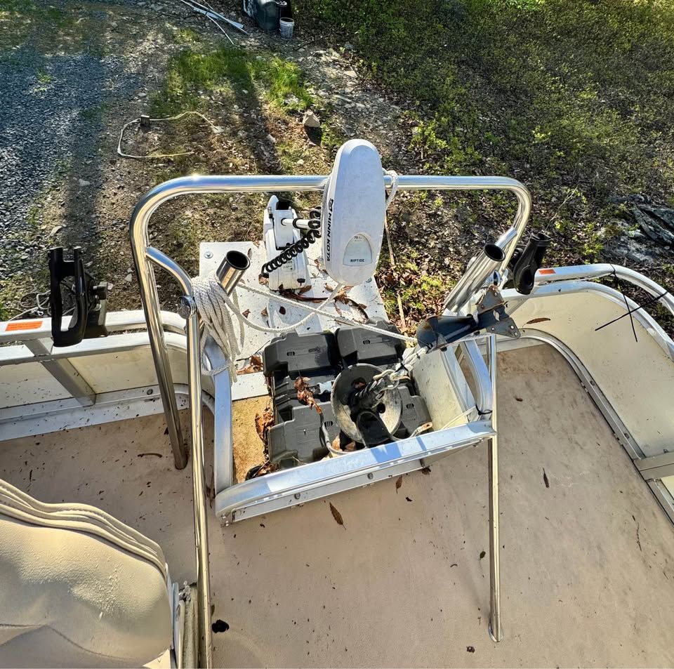 Interior view of a 2005 Playbuoy Tropic 20' pontoon boat.