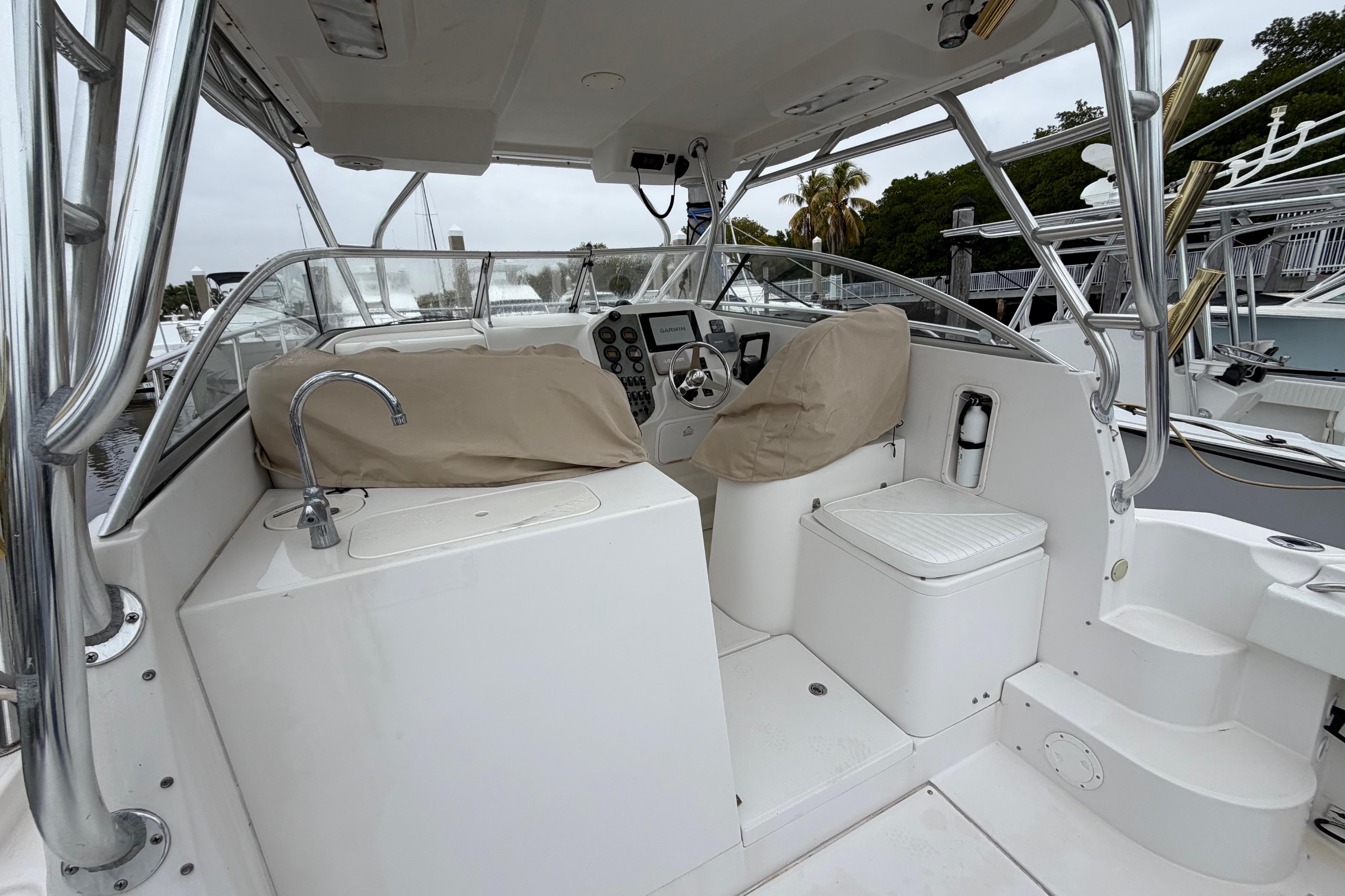 2006 Seaswirl Striper 2901 Walkaround O/B boat interior with helm and seating area.