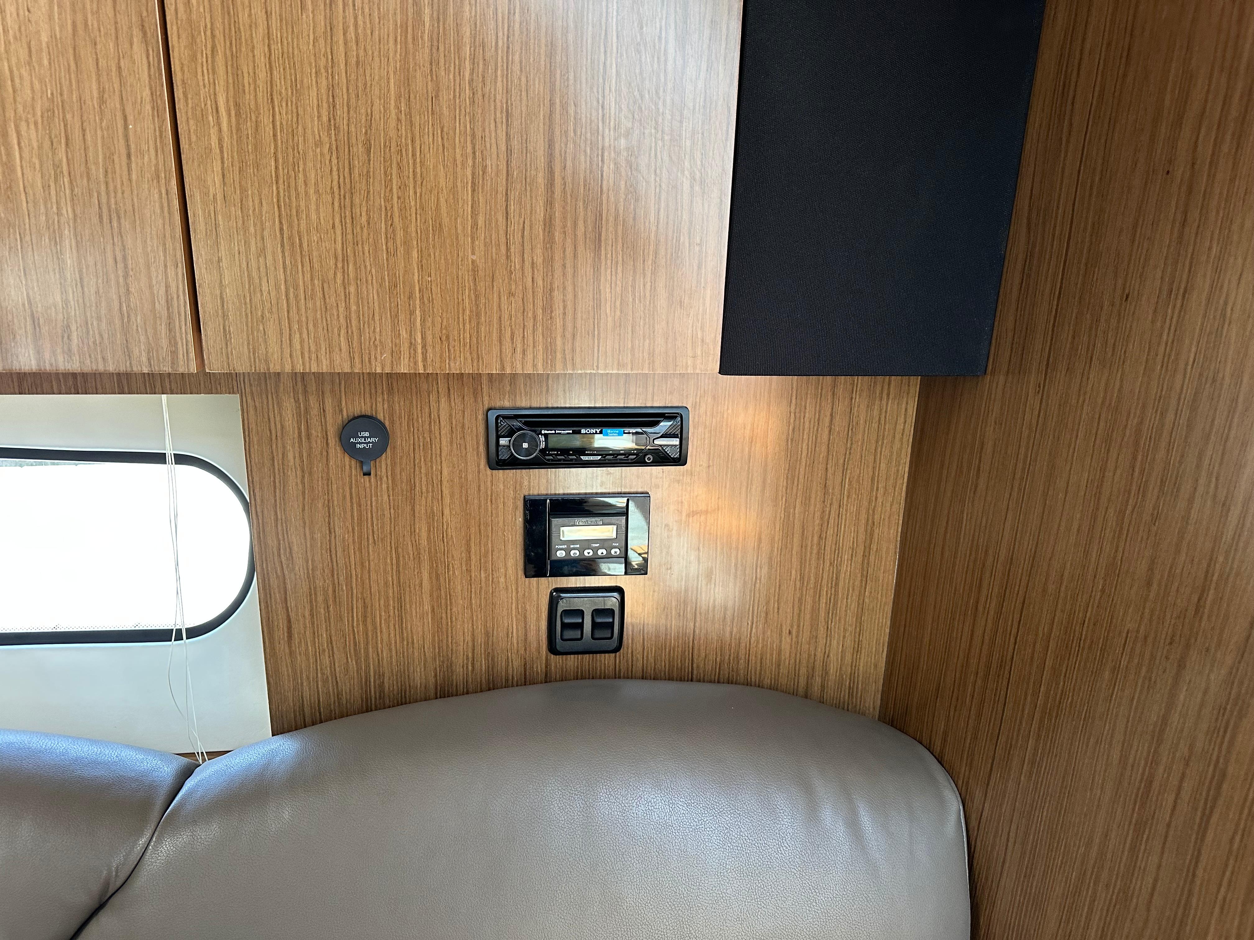 2017 Cruisers Yachts 350 Express - 16