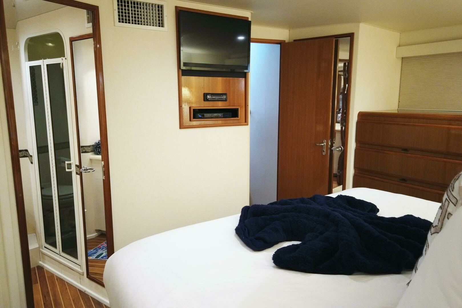 1999 Viking Motoryacht - Image 32