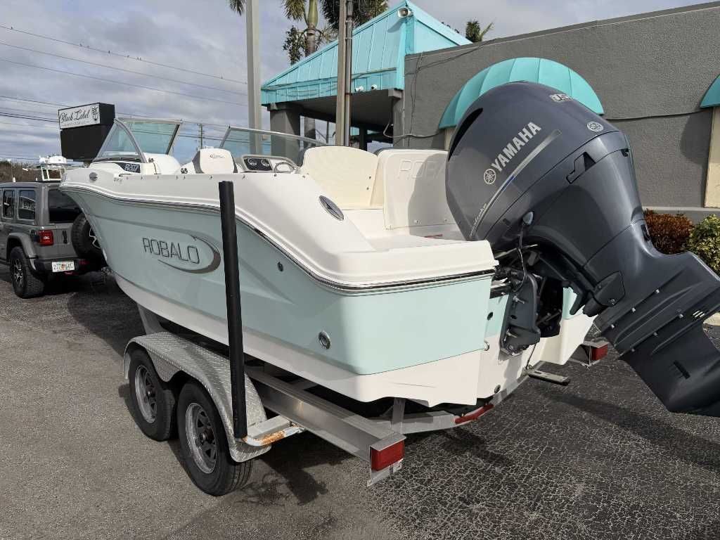 2019 Robalo R207 Dual Console - 7