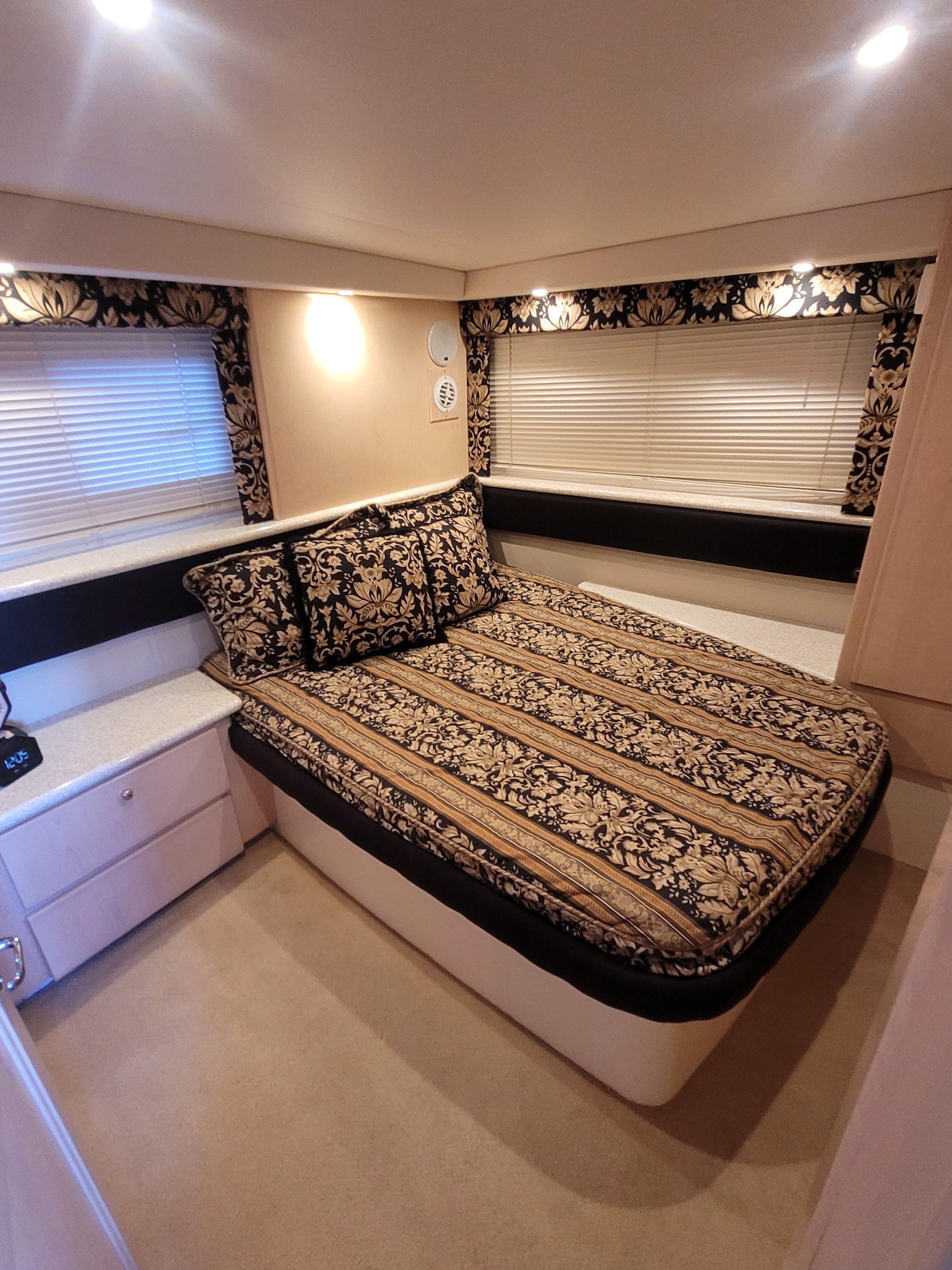 2000 Carver 356 Aft Cabin Motor Yacht - 17