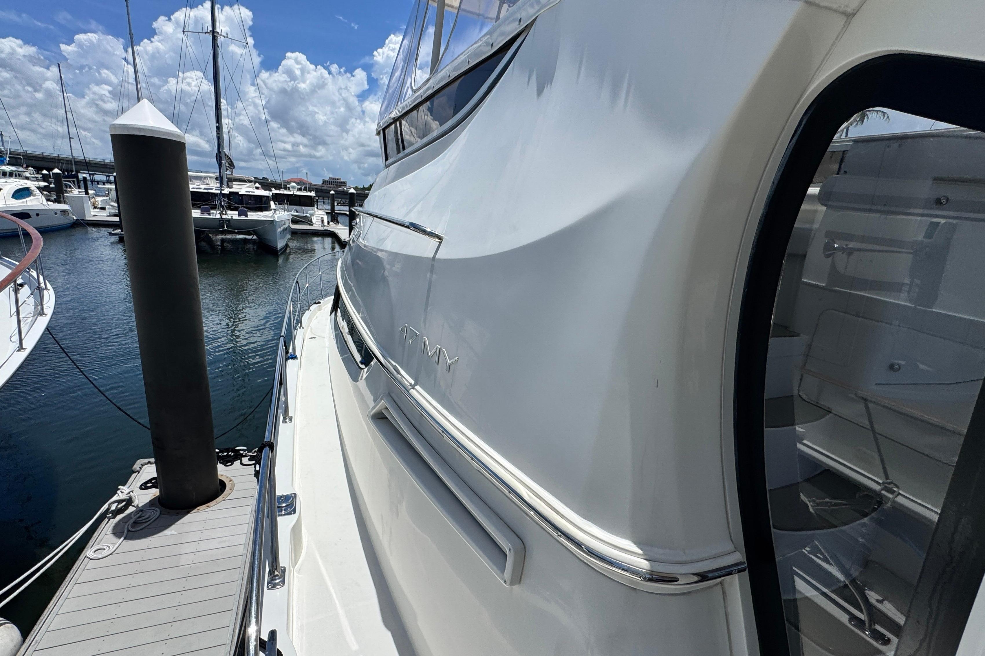2007 Carver 47 Motor Yacht Side Deck