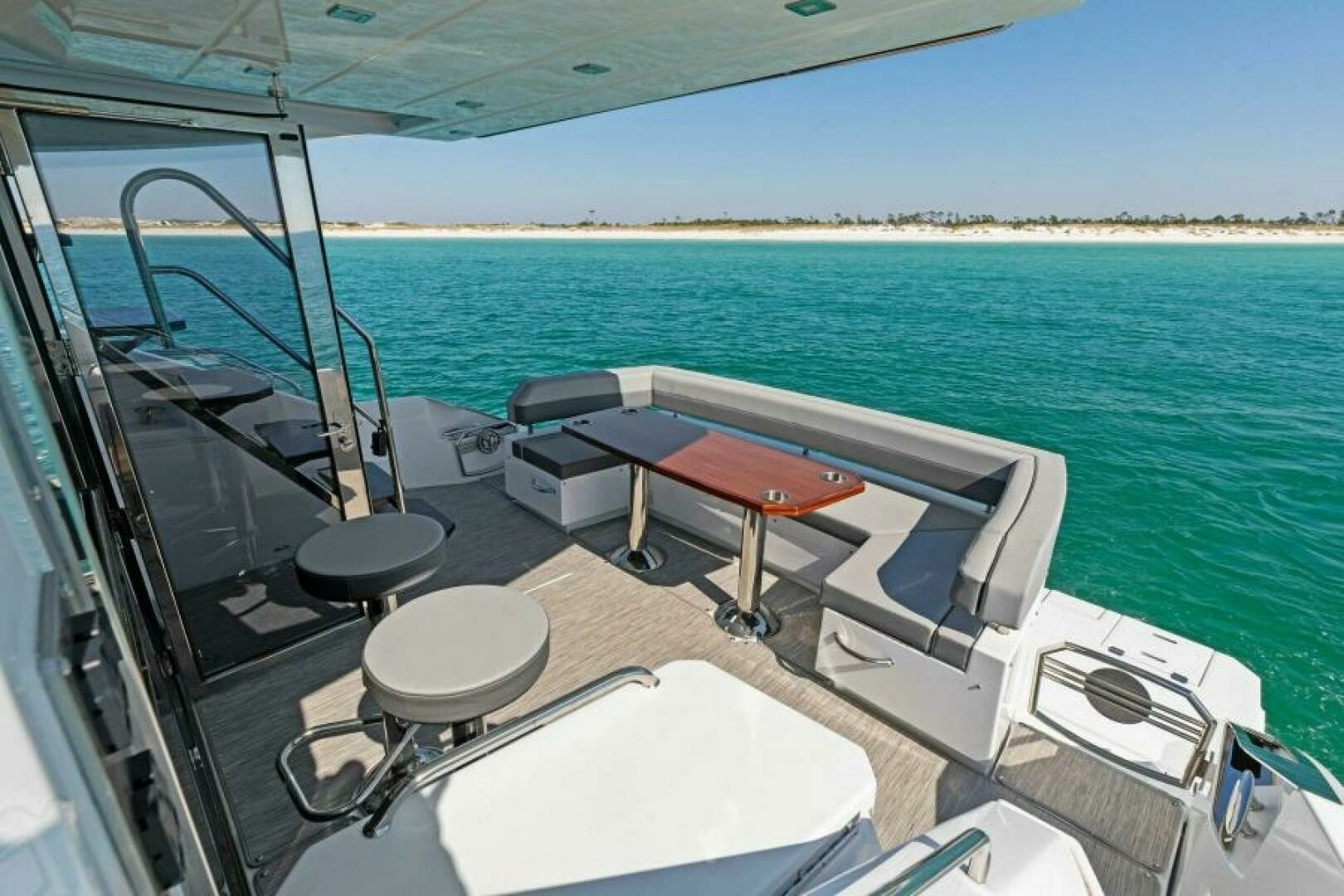 2023 Cruisers Yachts 60 Cantius Fly - Image 8