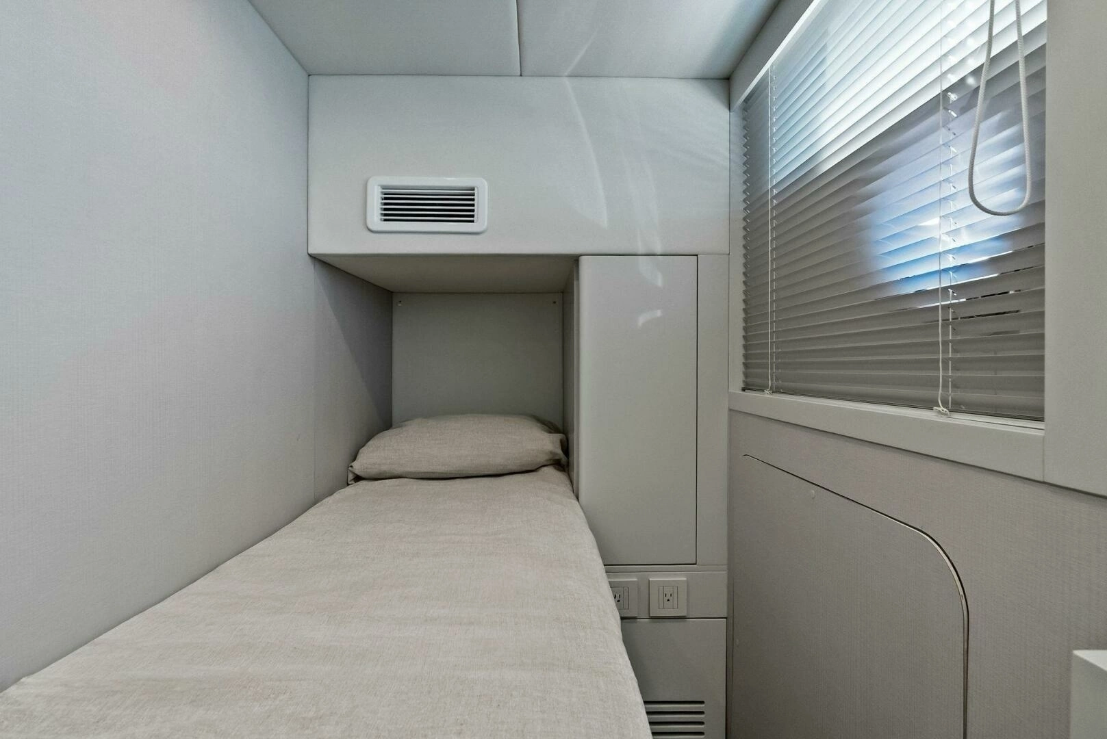 2026 Absolute 70 Navetta - Image 48