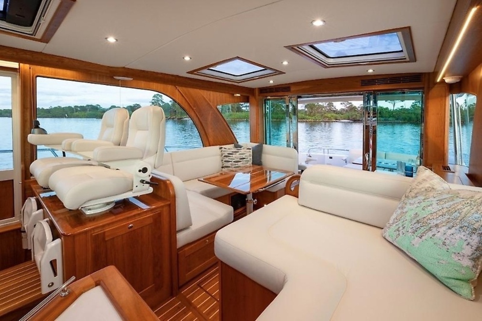 2027 Sabre 51 Salon Express - Image 4