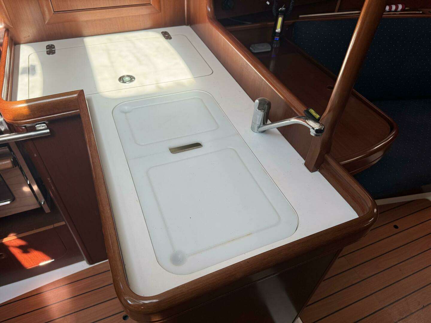 2005 Beneteau Oceanis 331 - Image 7