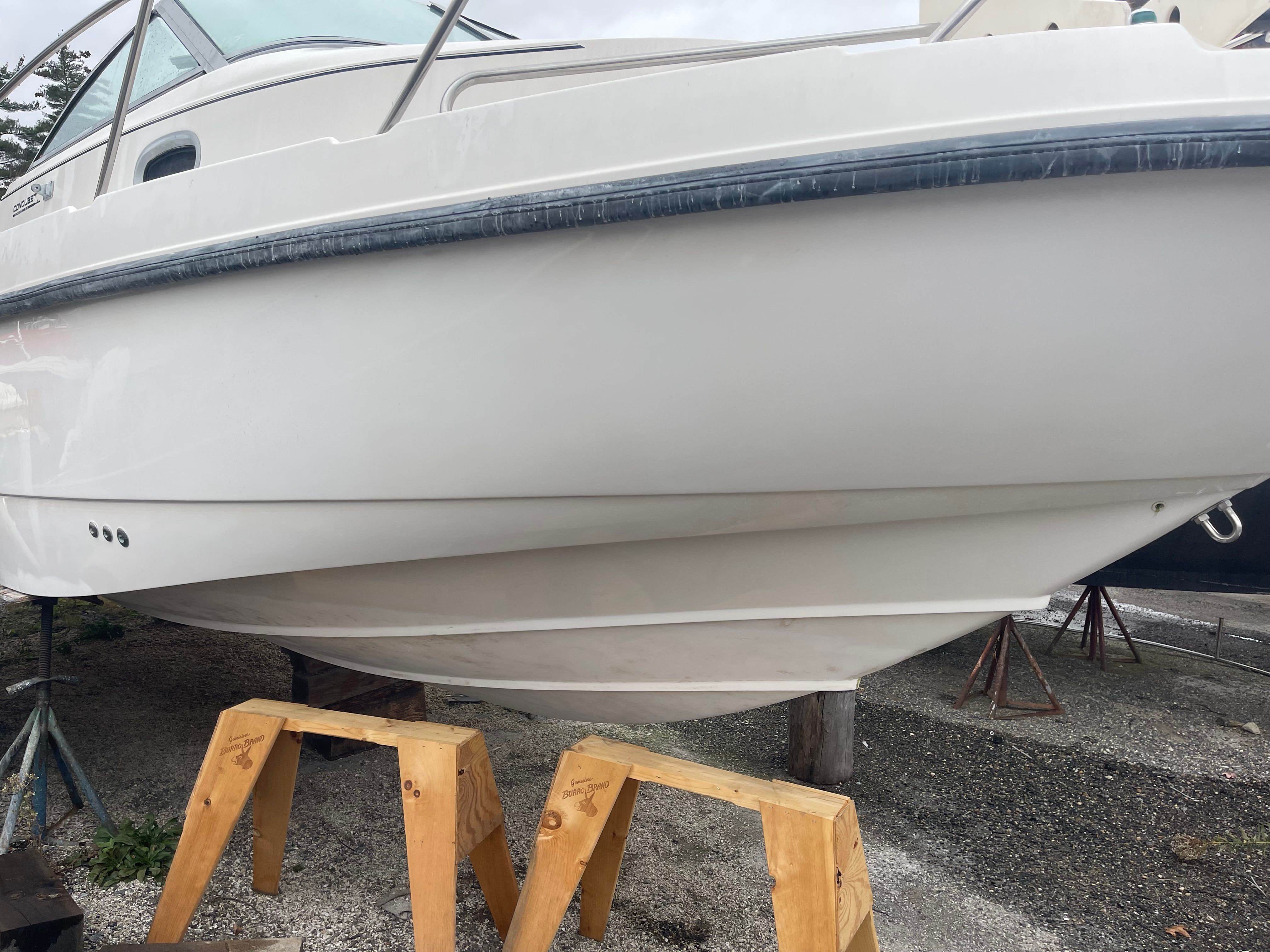 Boston Whaler 26 Conquest 2001 on stands, side view.