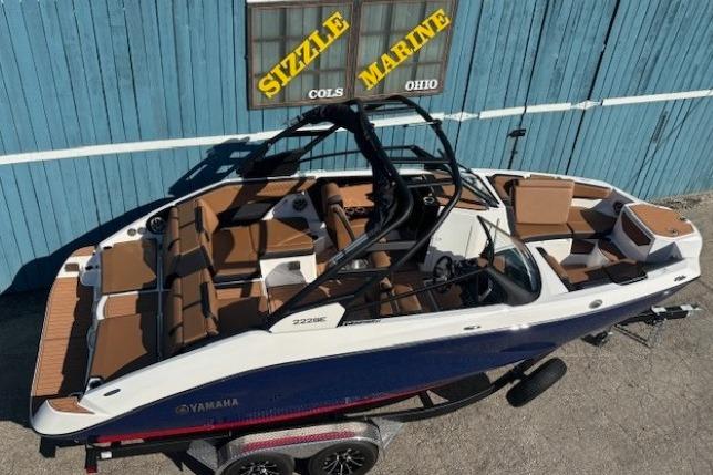 2026 Yamaha Boats 222SE in blue, displayed at Sizzle Marine, Ohio.