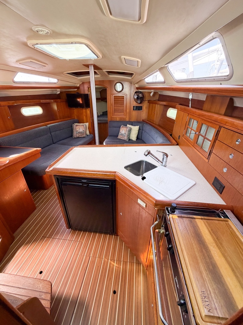 2005 Hunter 36 - Image 43