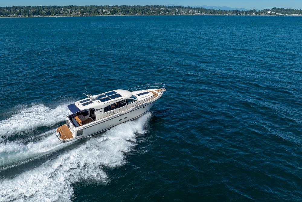 Nimbus 405 Coupé 2022 cruising on open water, showcasing sleek design and performance.
