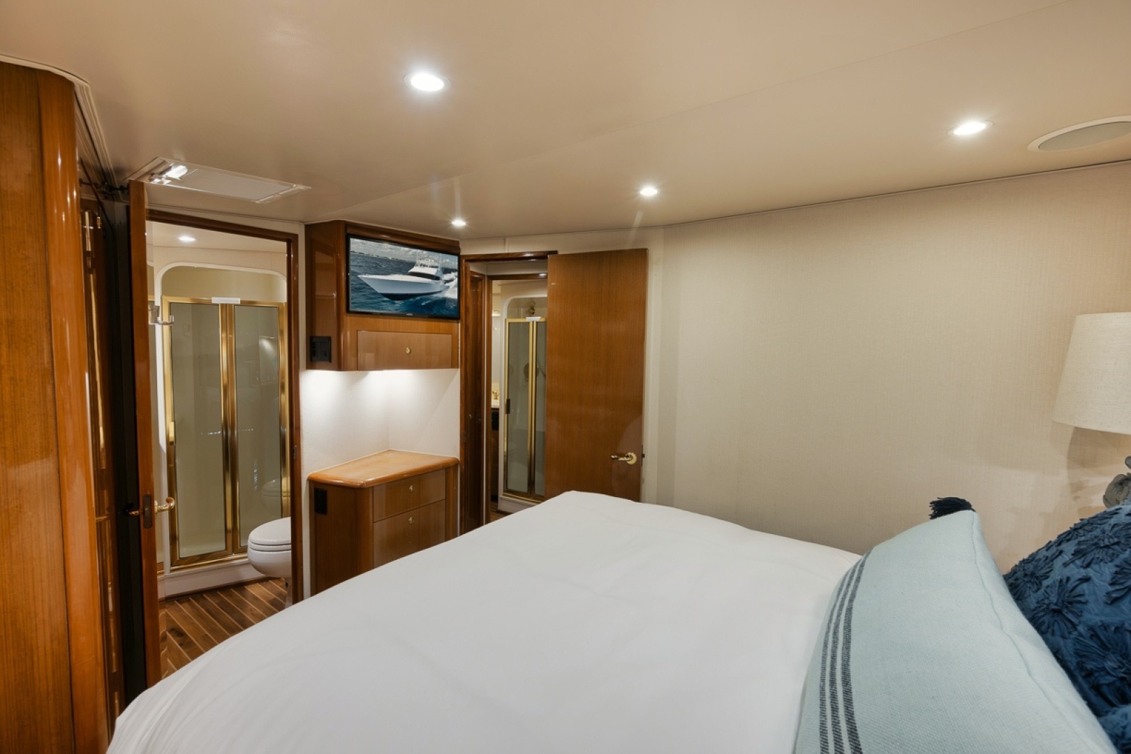 2003 Viking 52 Convertible - Image 3