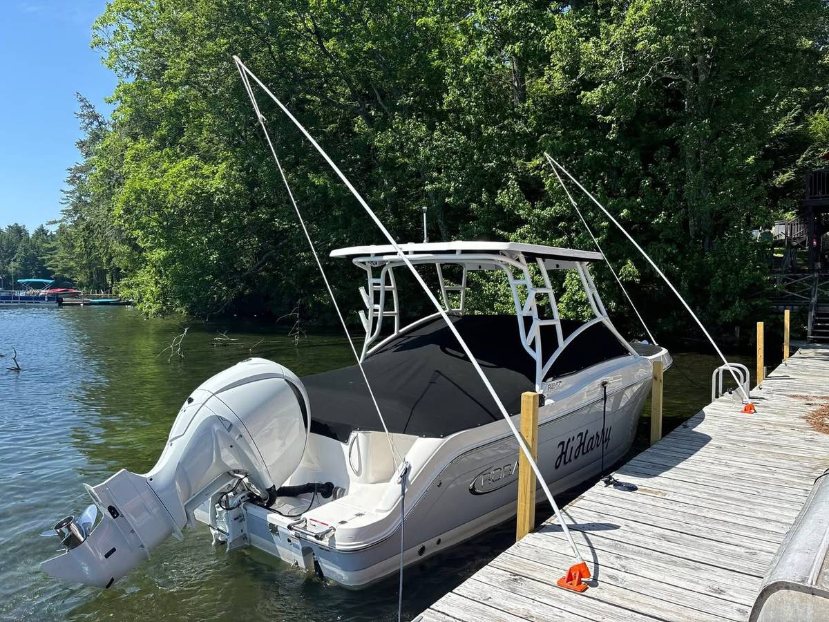 2021 Robalo R247 - Image 2