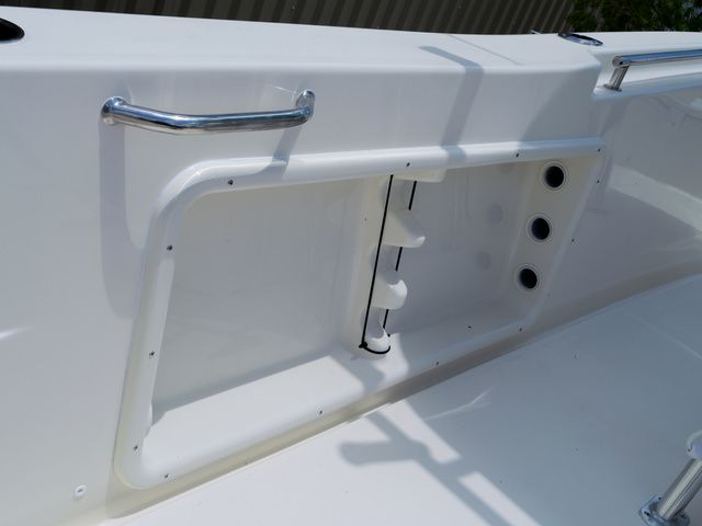 2027 Bulls Bay 230 Center Console - 40
