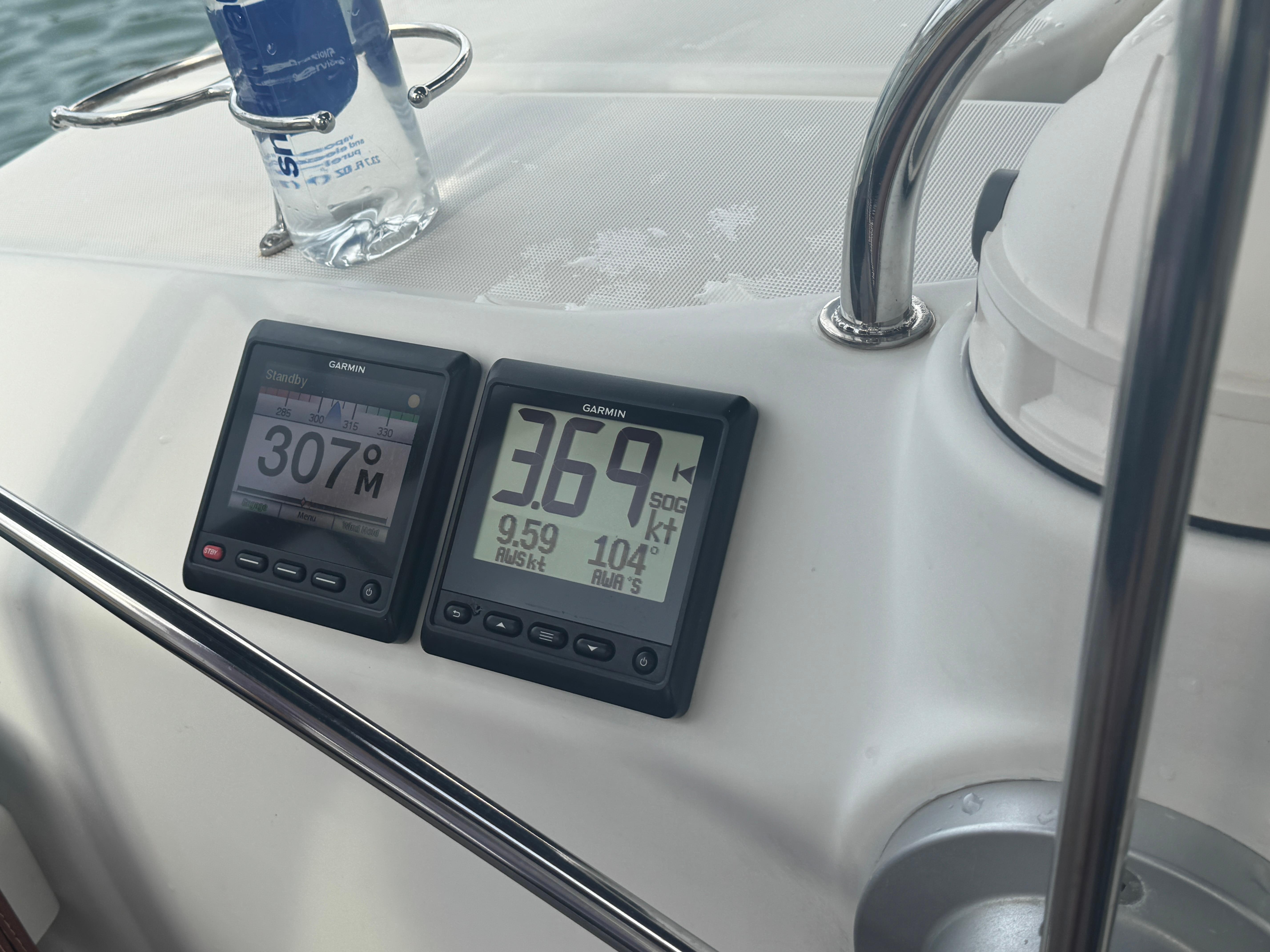 Beneteau 523 Oceanis 2005 yacht instruments displaying speed and direction.