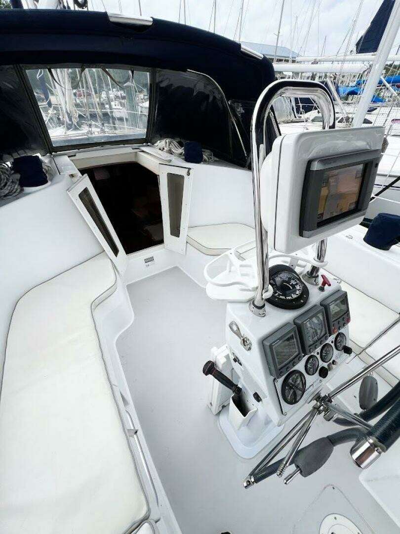 2007 Catalina 350 MK II - Image 39