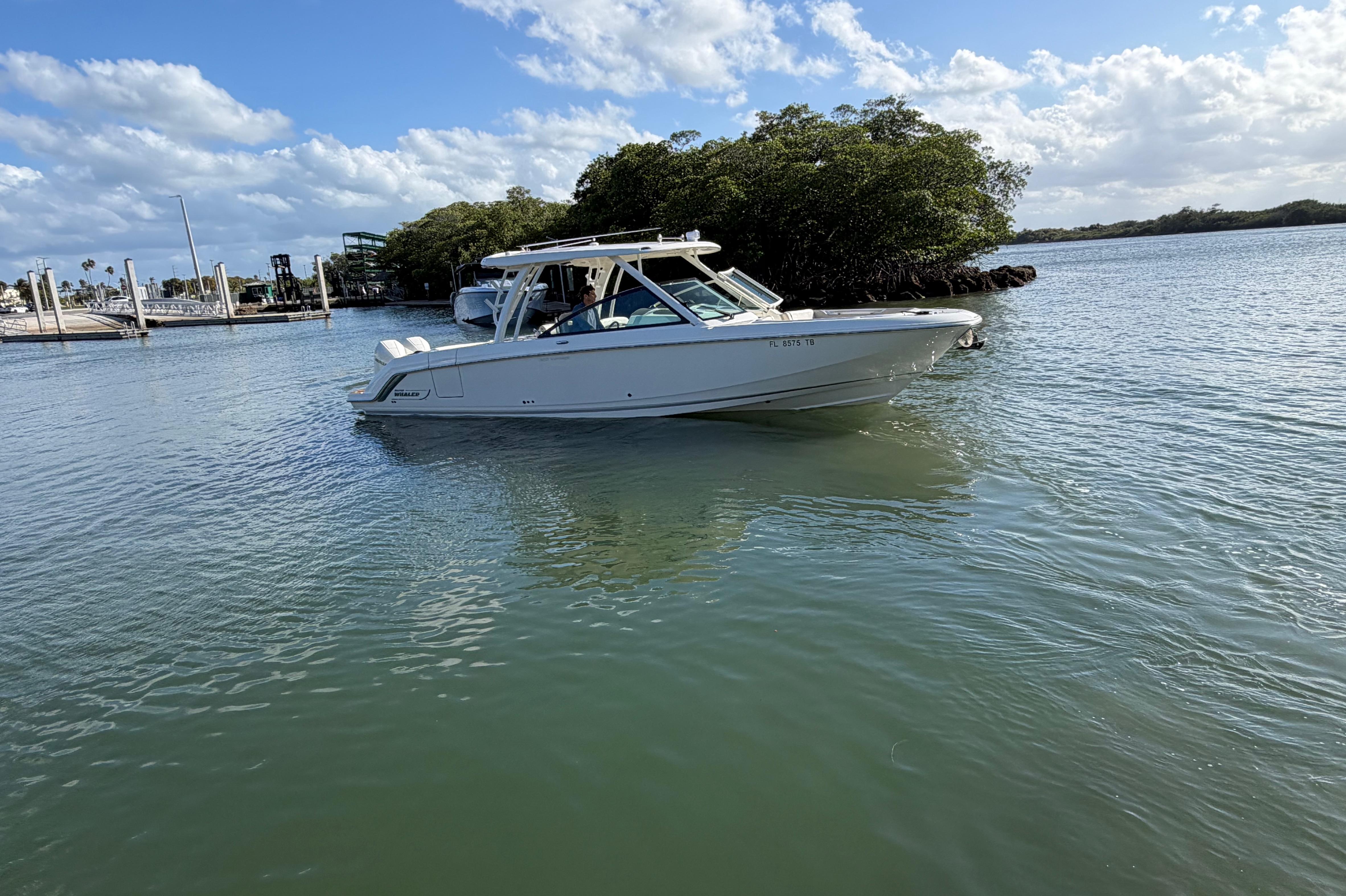 2022 Boston Whaler 320 Vantage