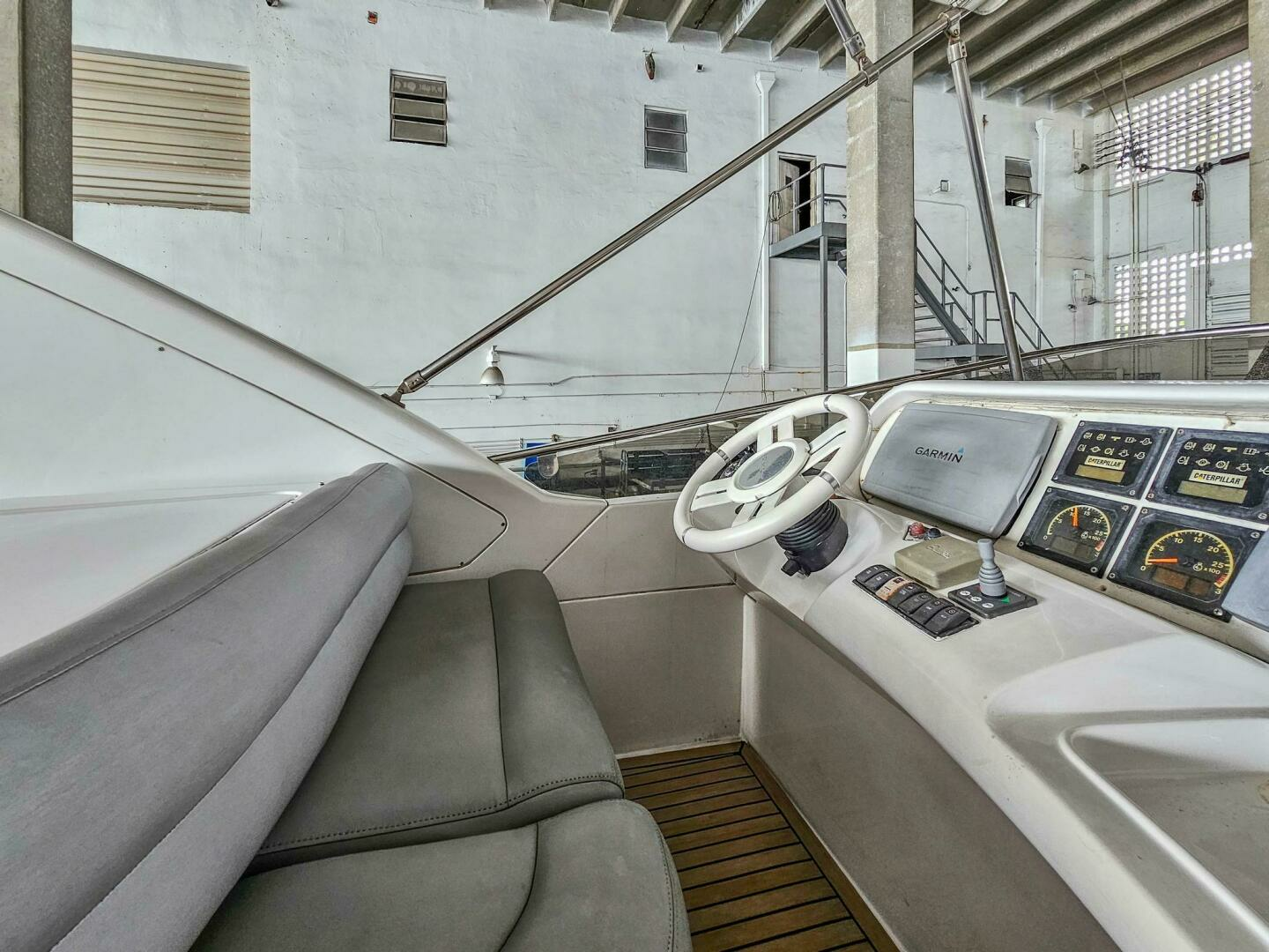 2005 Azimut 55 flybridge - Image 11