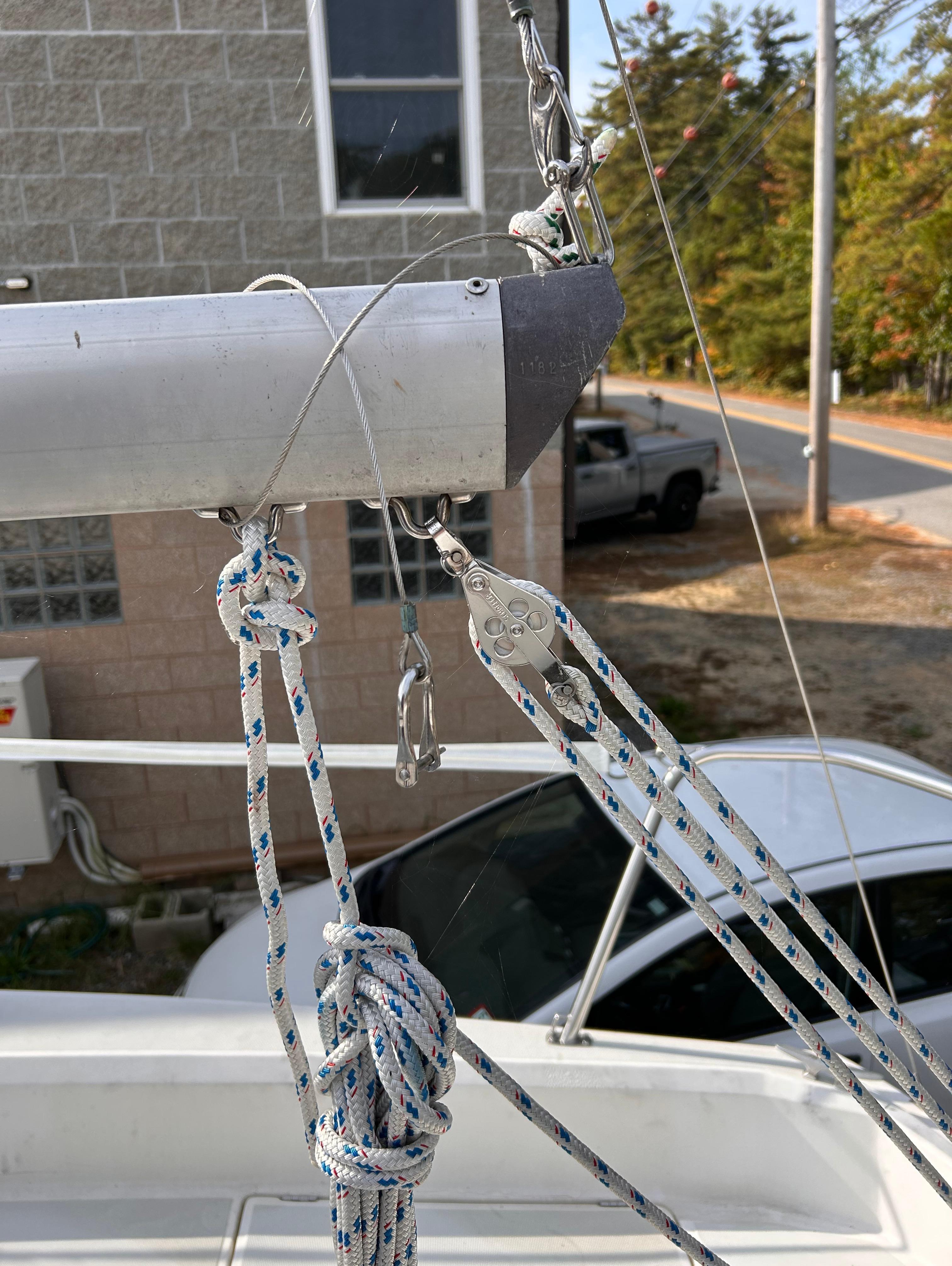 Sailboat rigging on a 1986 CAL 22, featuring ropes and hardware.