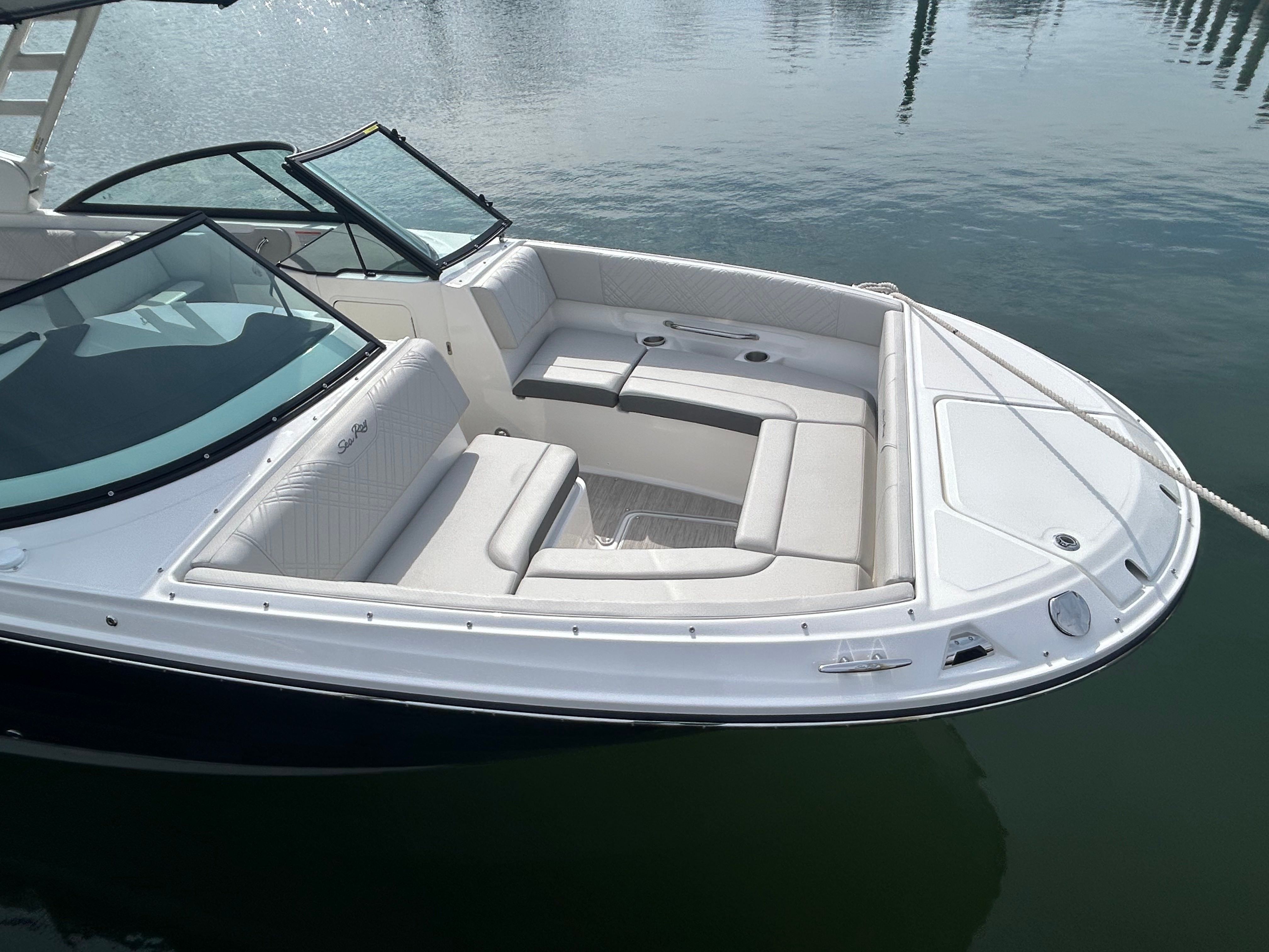 2026 Sea Ray SDX 270 Outboard - 30