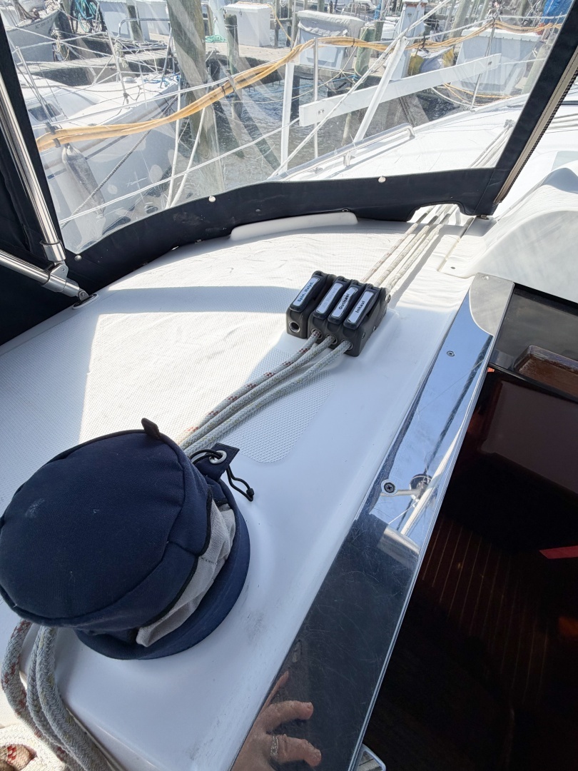 2005 Hunter 36 - Image 23