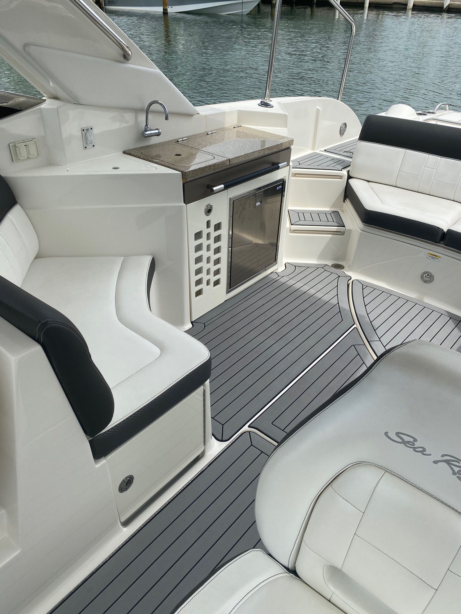 2016 Sea Ray SLX 350 - 10
