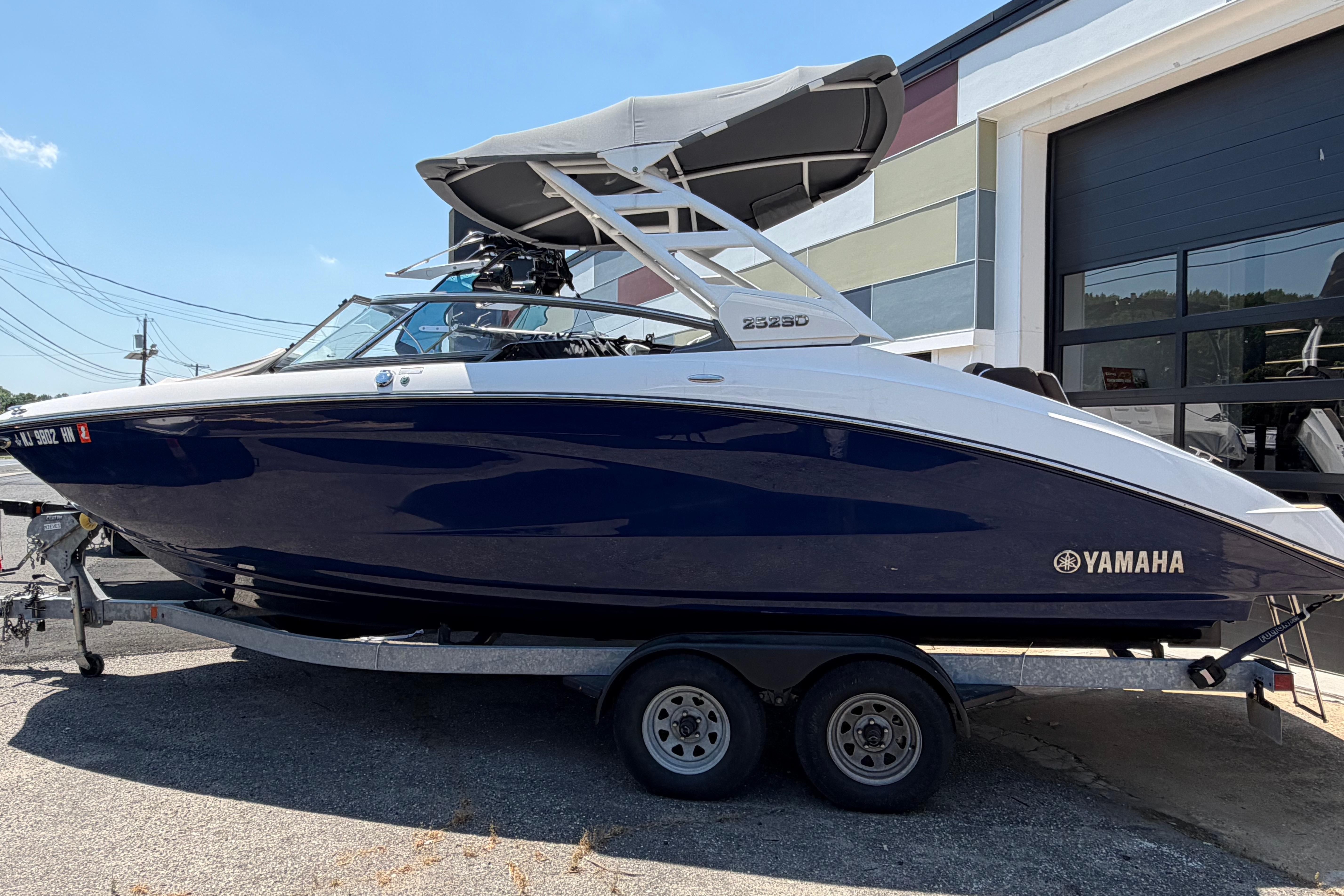 2022 Yamaha Boats 252SD