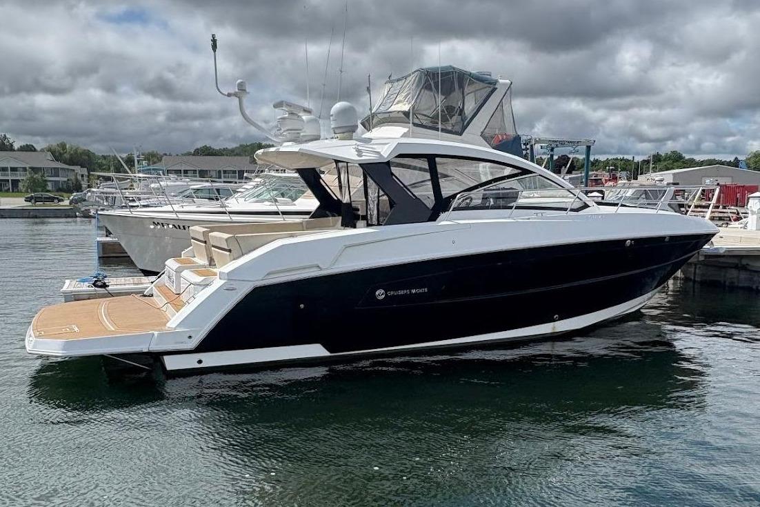 2017 Cruisers Yachts 39 Express Coupe