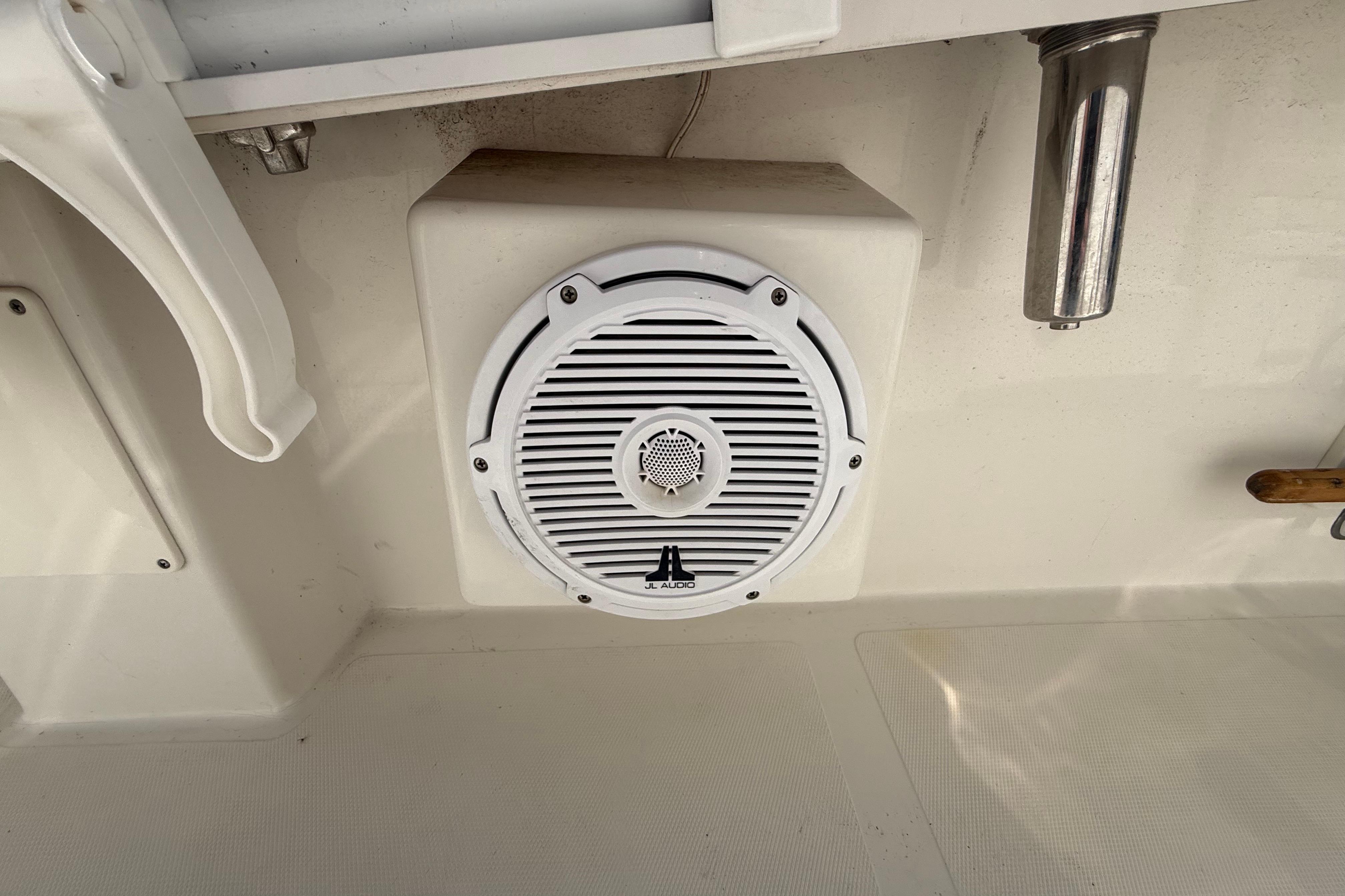 White speaker installed on a Calcutta 263 boat, model year 2019.