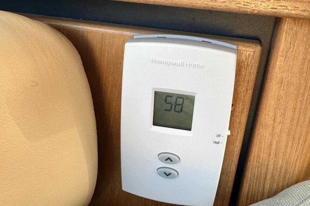Thermostat set to 58°F on 2000 Bayliner 4087 Aft Cabin Motoryacht interior.
