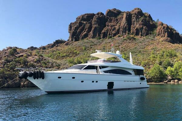 2008 Ferretti Yachts 830