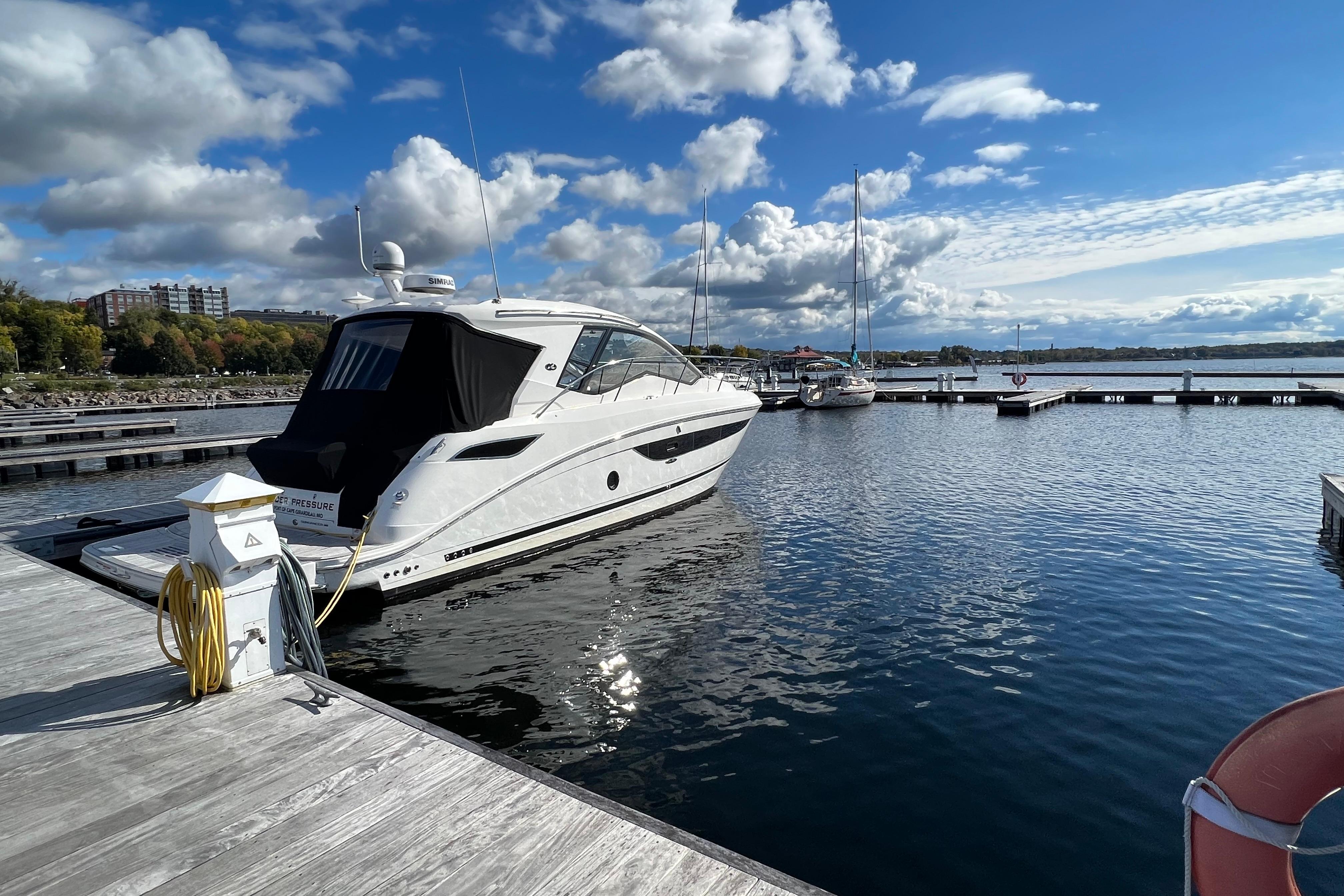 2021 Sea Ray Sundancer 350 Coupe