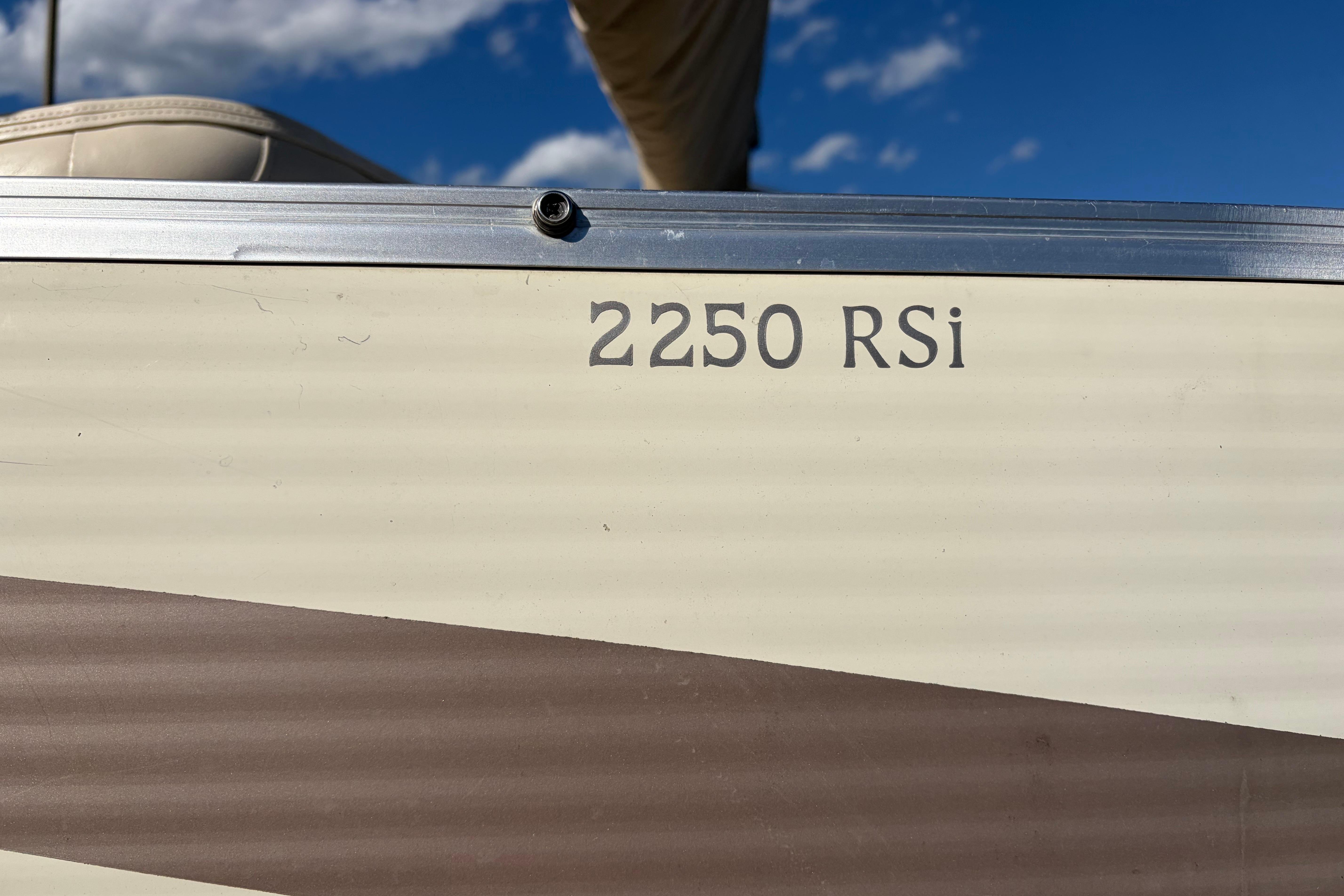 2003 Bennington 2250RSi boat exterior with clear model marking under blue sky.