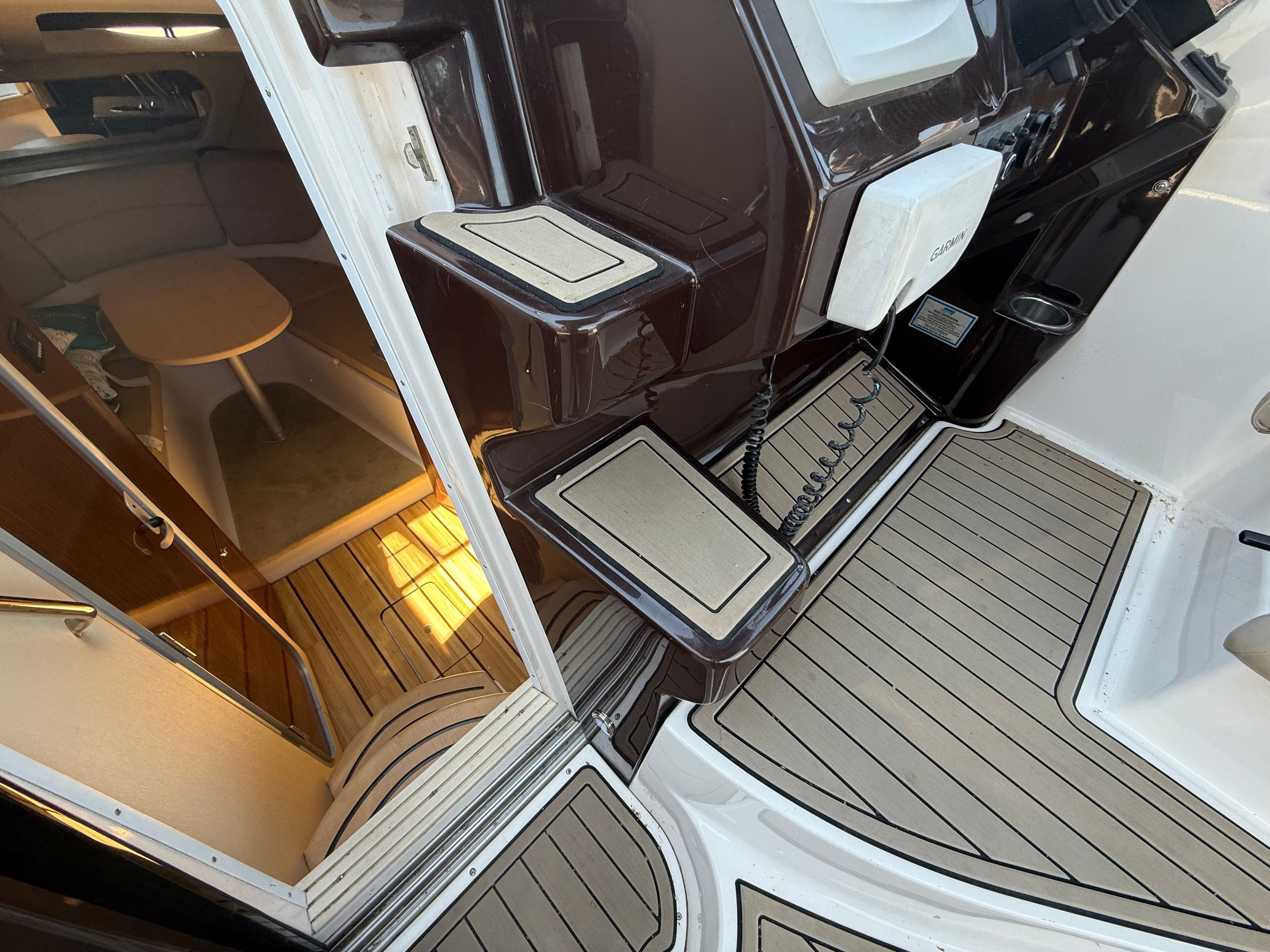 2015 REGAL 30 EXPRESS - Image 24