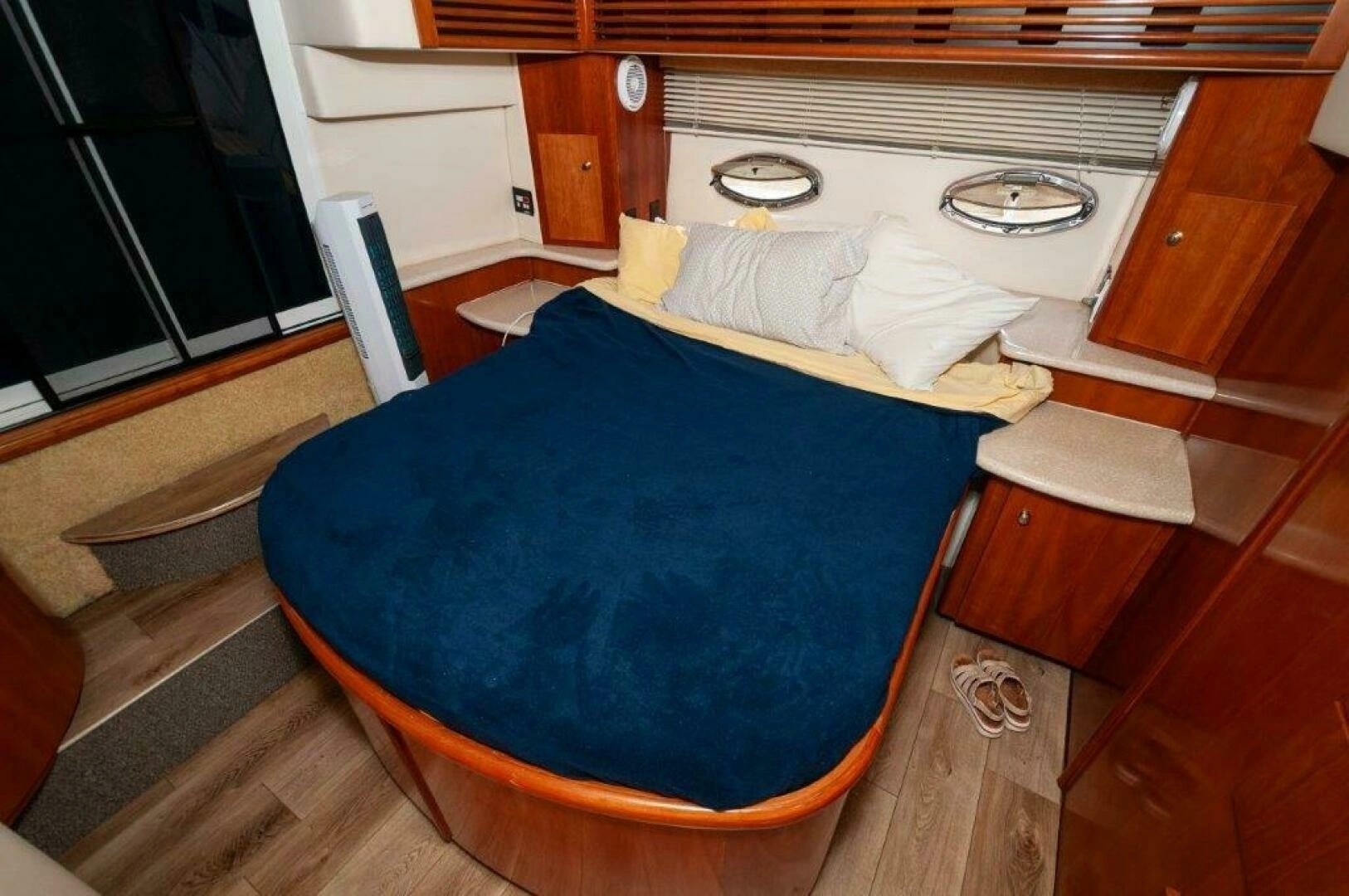 2002 Carver 444 Cockpit Motor Yacht - Image 4