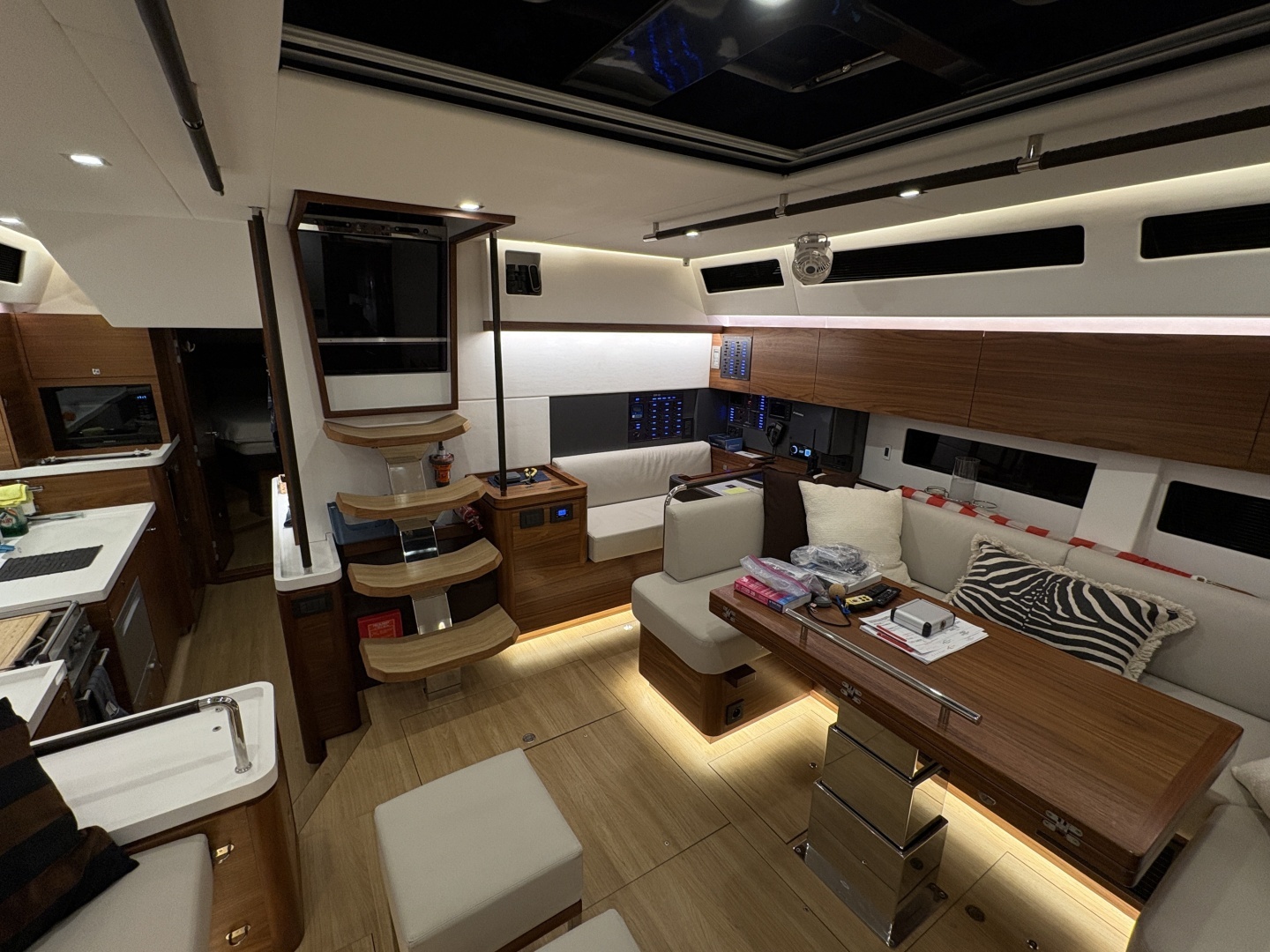 2023 Amel 50 - Image 17