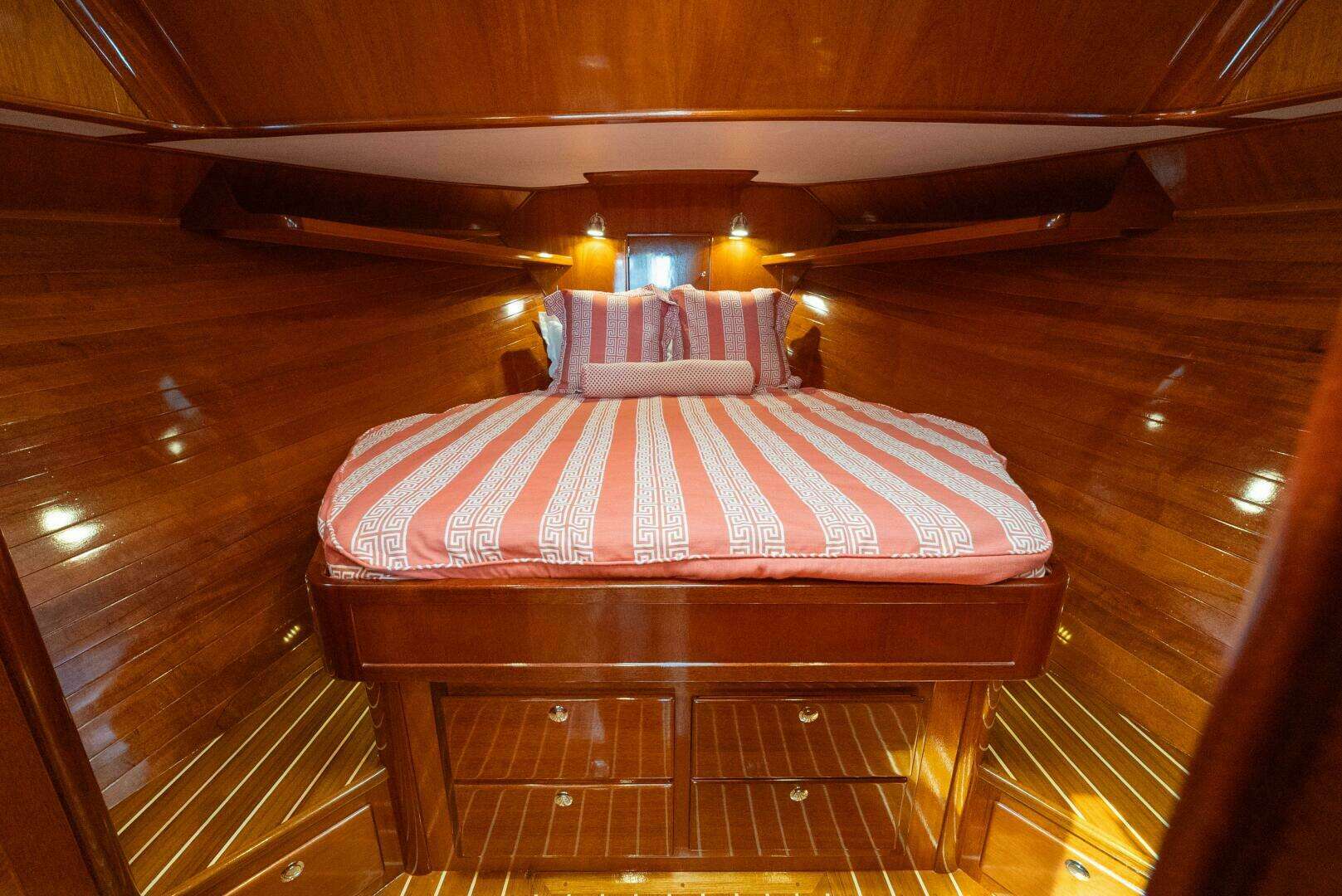 2019 Lowell Flybridge - Image 10