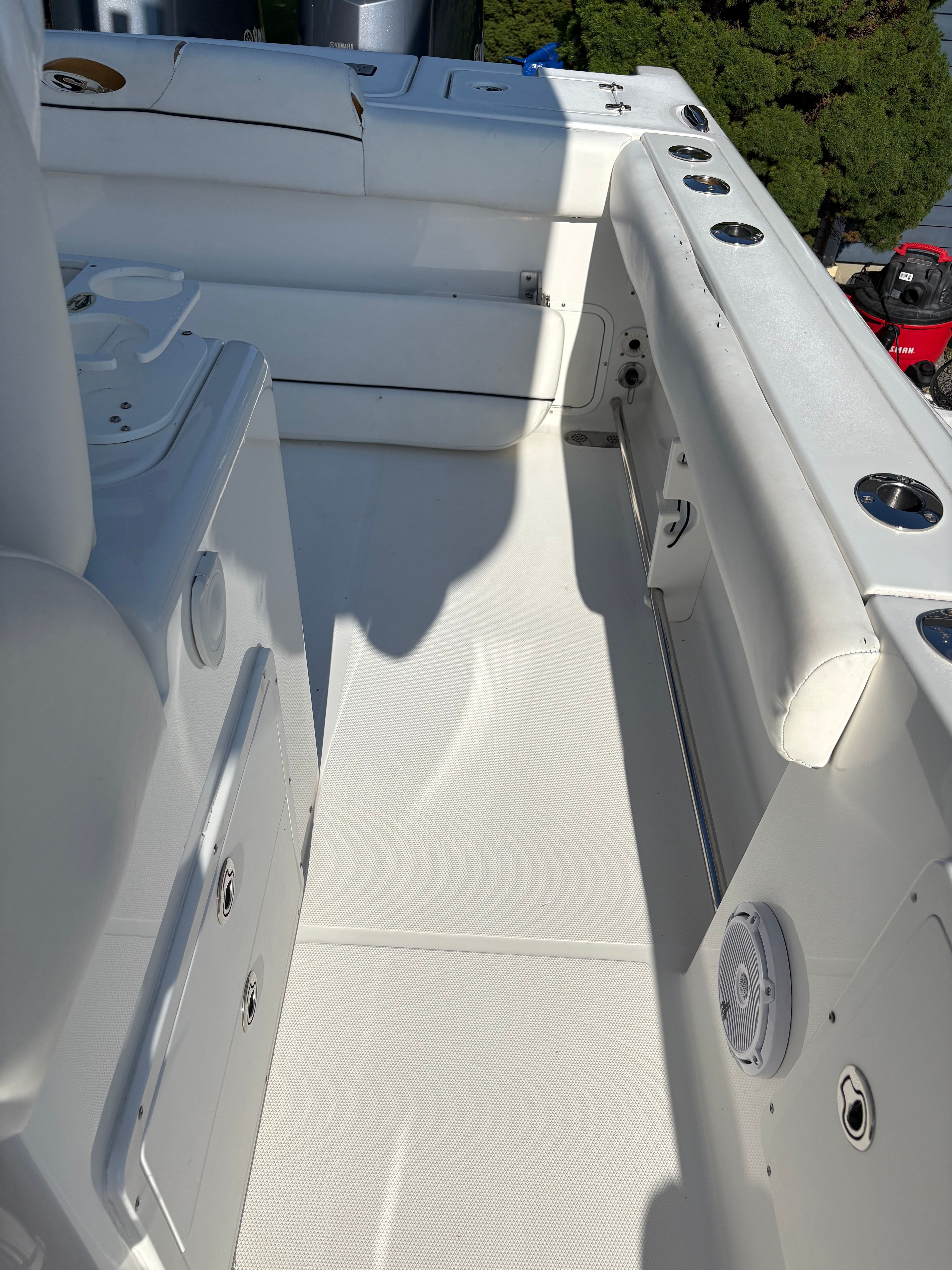 The image shows the cockpit of a 2013 Sea Hunt Gamefish 29 boat with white upholstery.