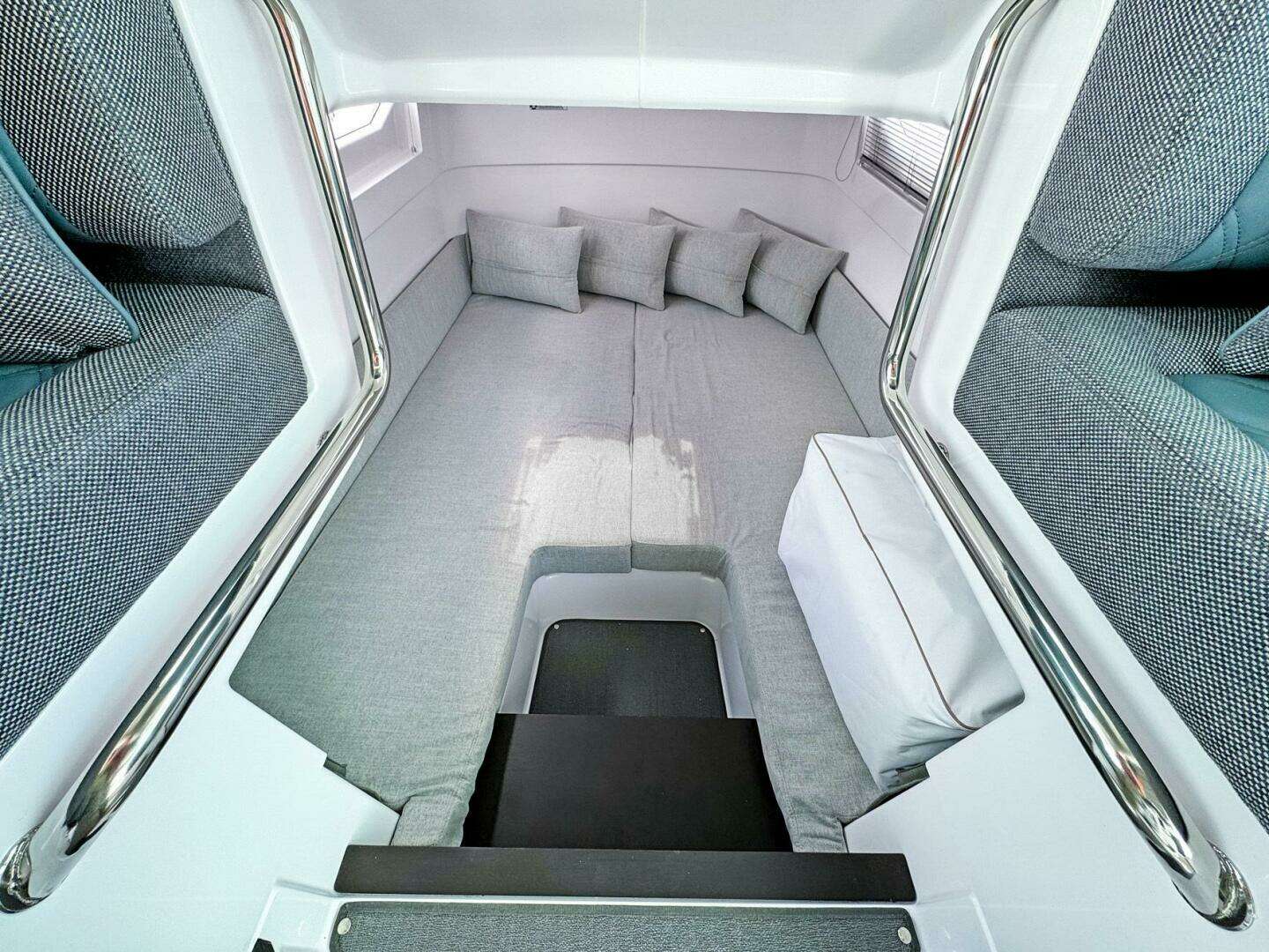 2024 Axopar 37XC CROSS CABIN - Image 17