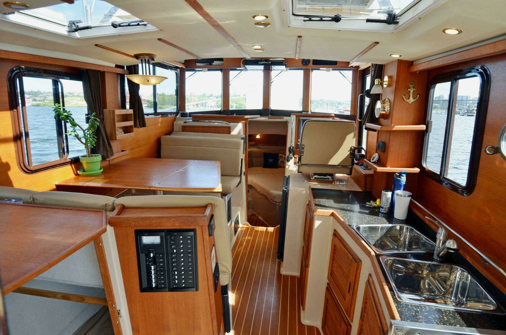 2013 Ranger Tugs R-31 CB - Image 6