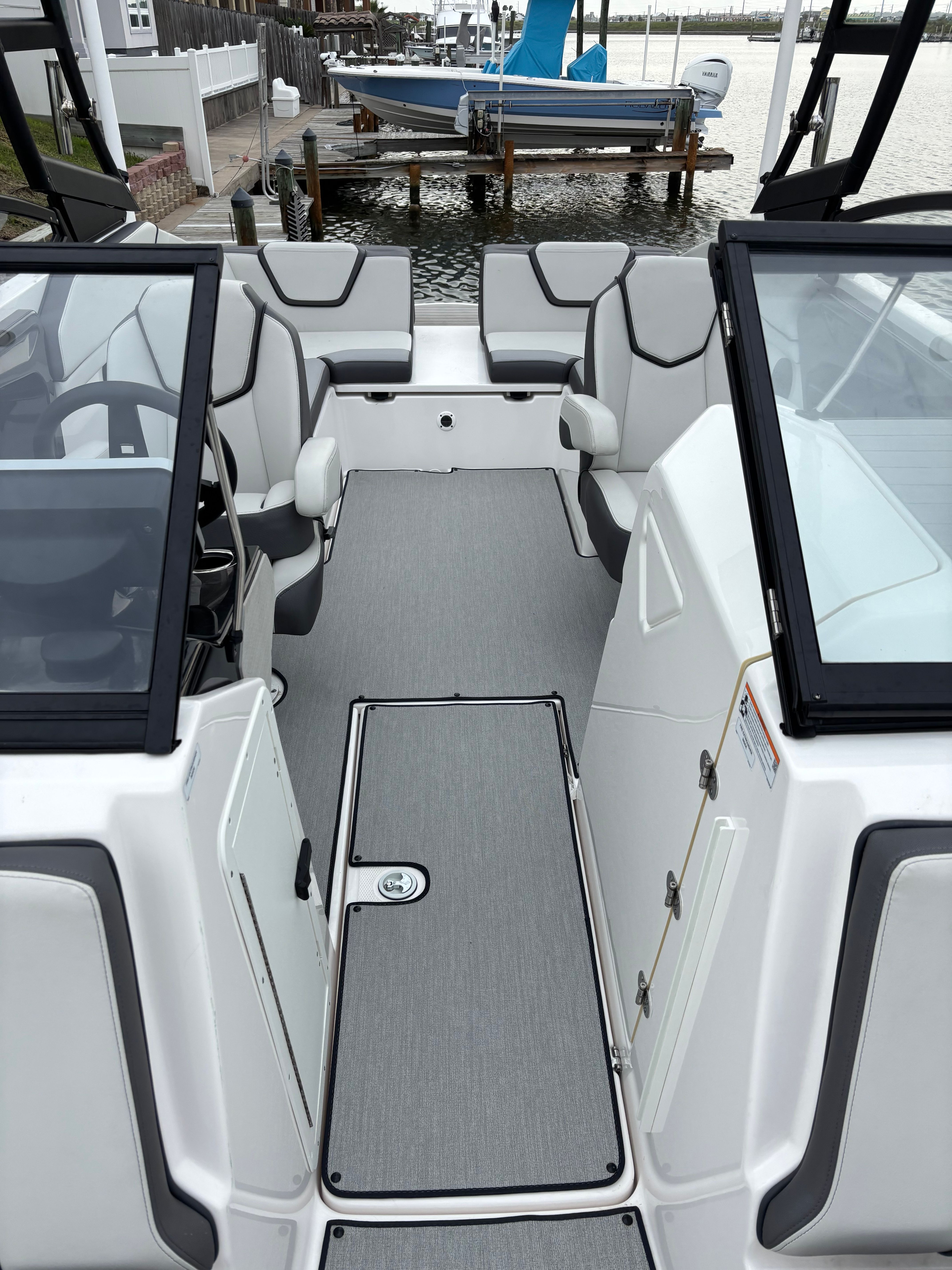 The image shows the interior of a Yamaha AR250 boat with gray seating and a modern design.